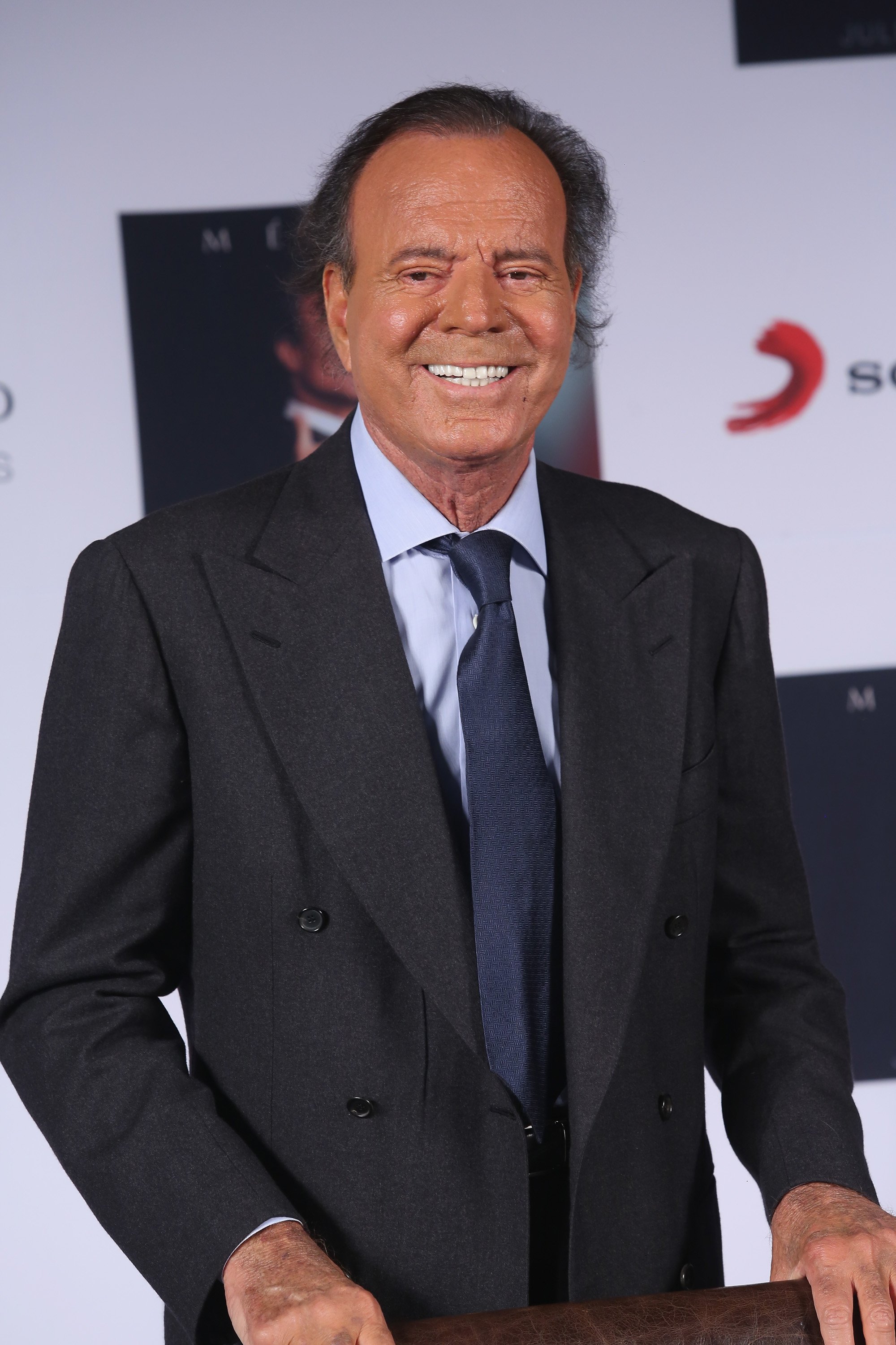 Julio Iglesias at a photocall and press conference for his album "Mexico" in Mexico City on September 23, 2015 | Source: Getty Images
