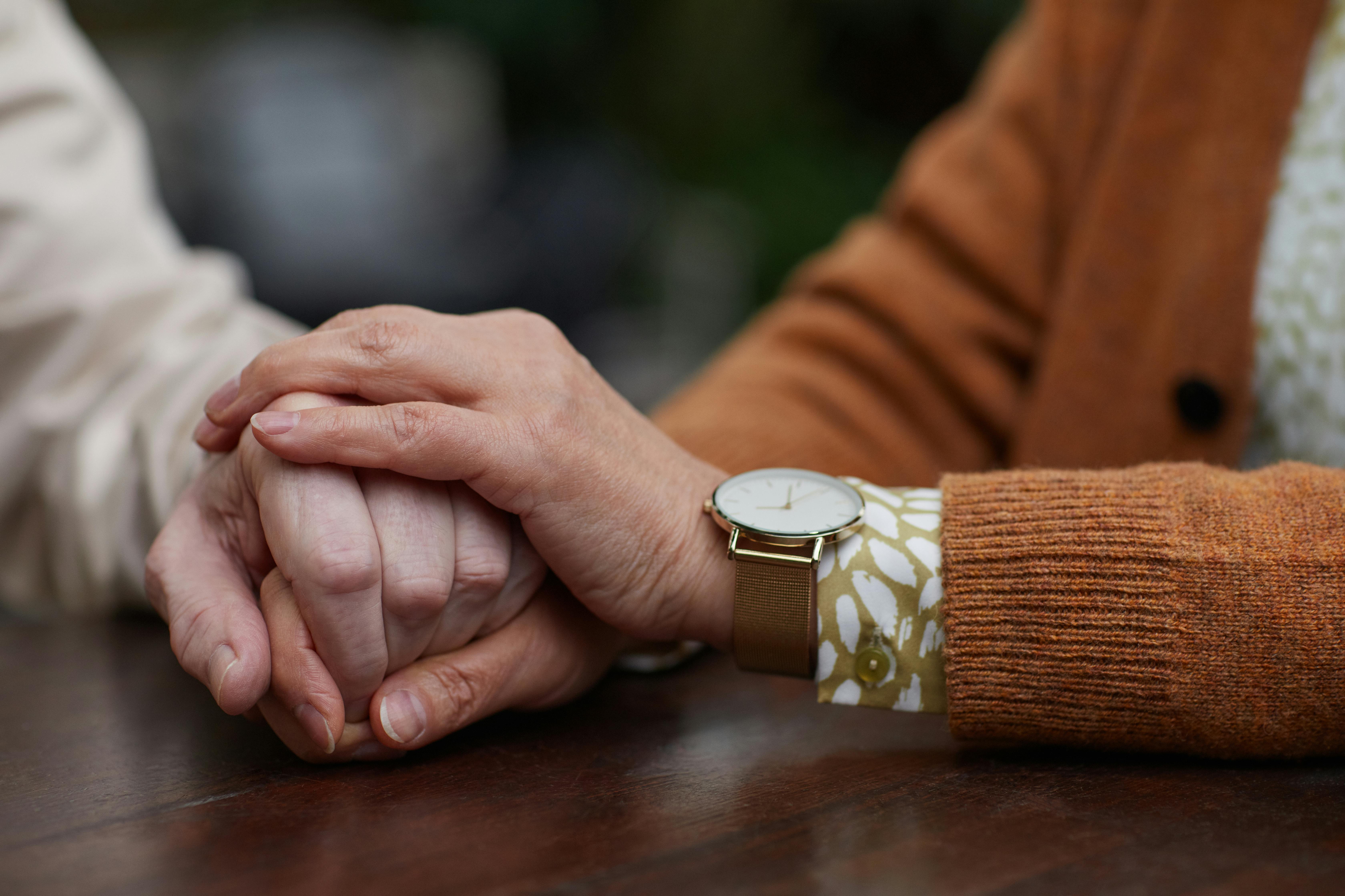 A senior couple holding hands | Source: Pexels