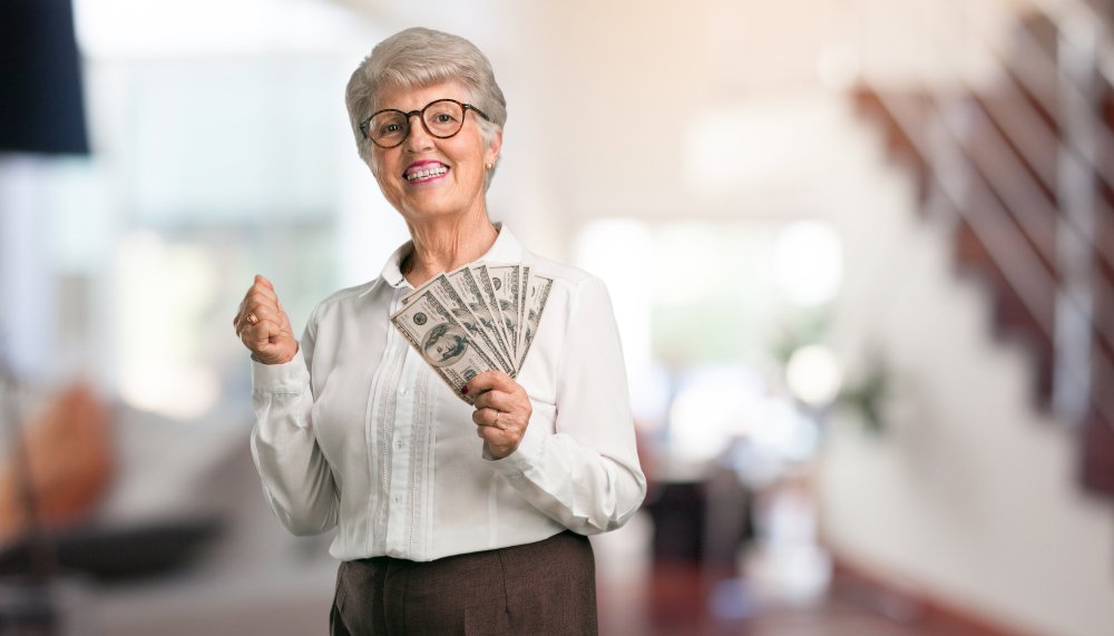 Abuela con varios billetes en sus manos. | Foto: Shutterstock