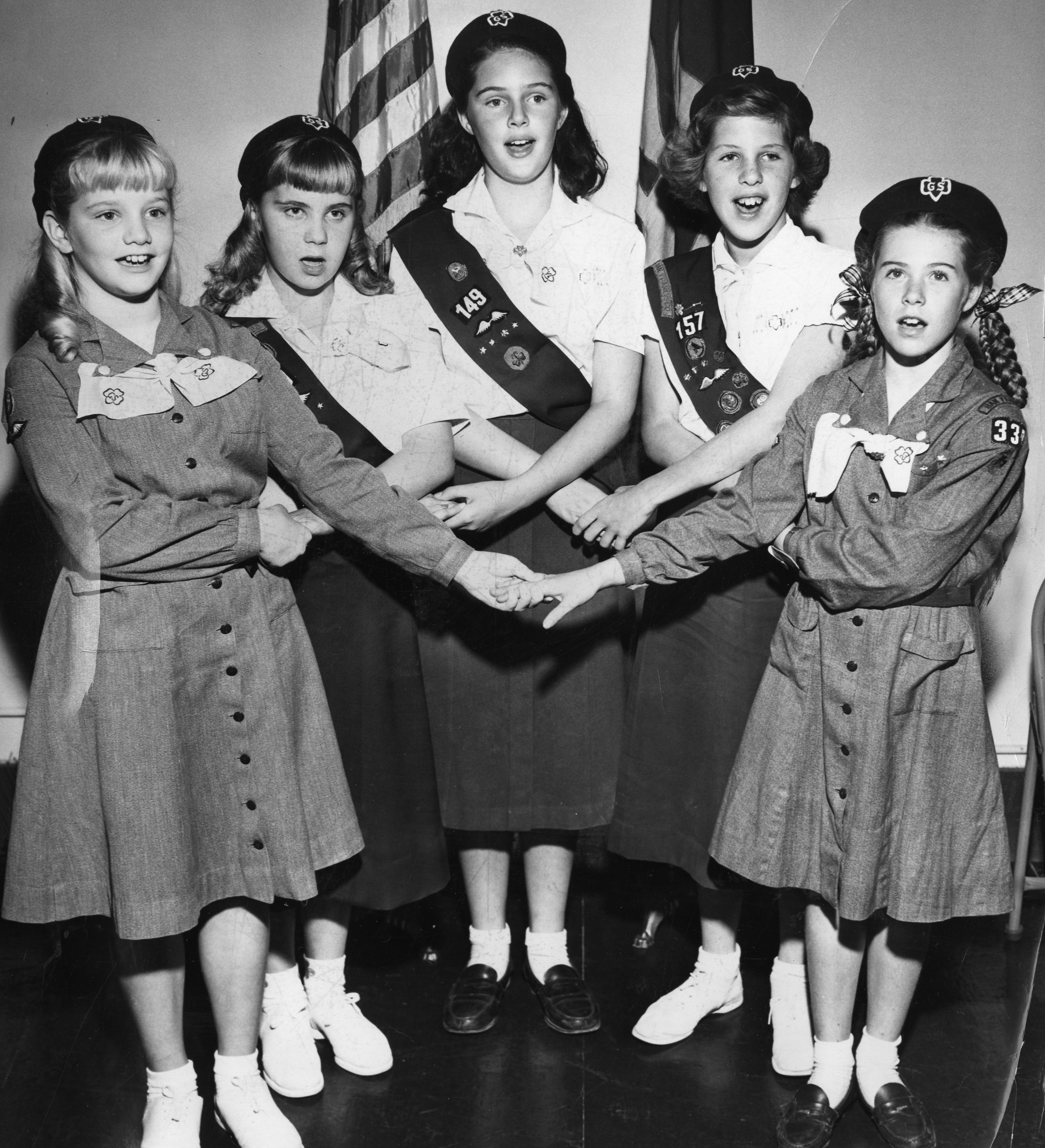 Las Girl Scouts cantan durante un concurso de talentos. Michelle Gerelli, Joan Allegretti, Carole Keyworth, Michal Cox y Linda Hunt (derecha) el 15 de octubre de 1952. | Foto: Getty Images
