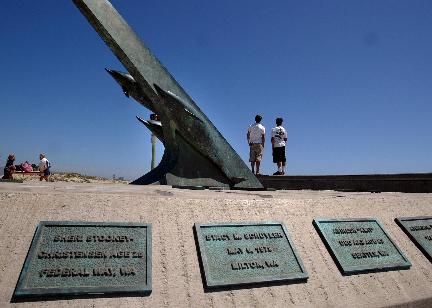 Alaska Airlines memorial at beach in Port Hueneme on Tuesday, August 12, 2003. | Source: Getty Images
