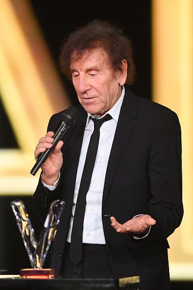 Alain Souchon se produit lors de la 35e édition du spectacle "Les Victoires de la musique". |Photo : Getty Images