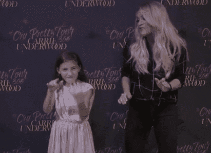 Carrie Underwood sings with a deaf fan. | Source: Instagram.com/Carrieunderwood