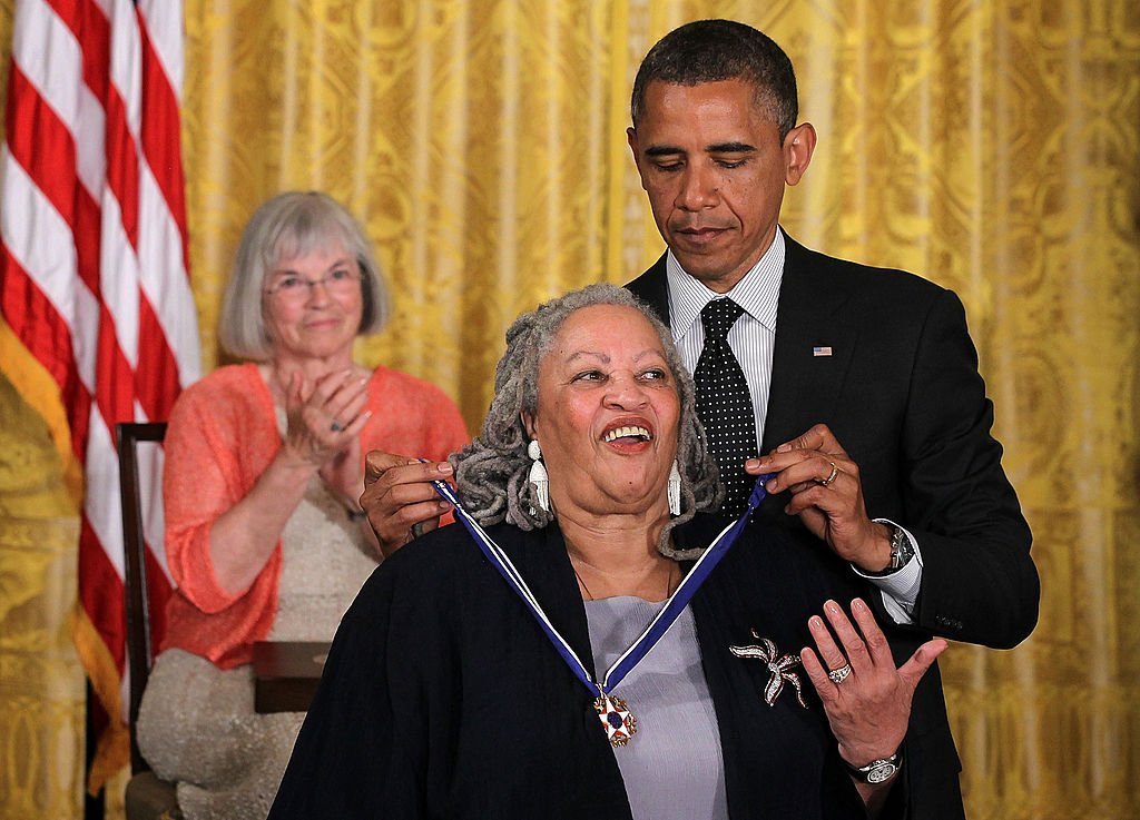Toni Morrison receiving her Presidential Medal of Honor from President Barack Obama in 2012. | Photo: Getty Images