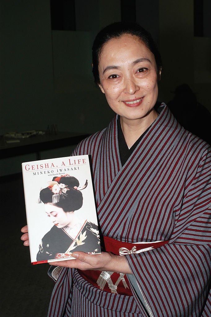 Mineko Iwasaki posa con su libro en manos el 4 de octubre de 2002 en Beverly Hills, California. | Foto: Getty Images