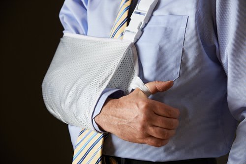 A man with his arm in a sling. | Source: Shutterstock.