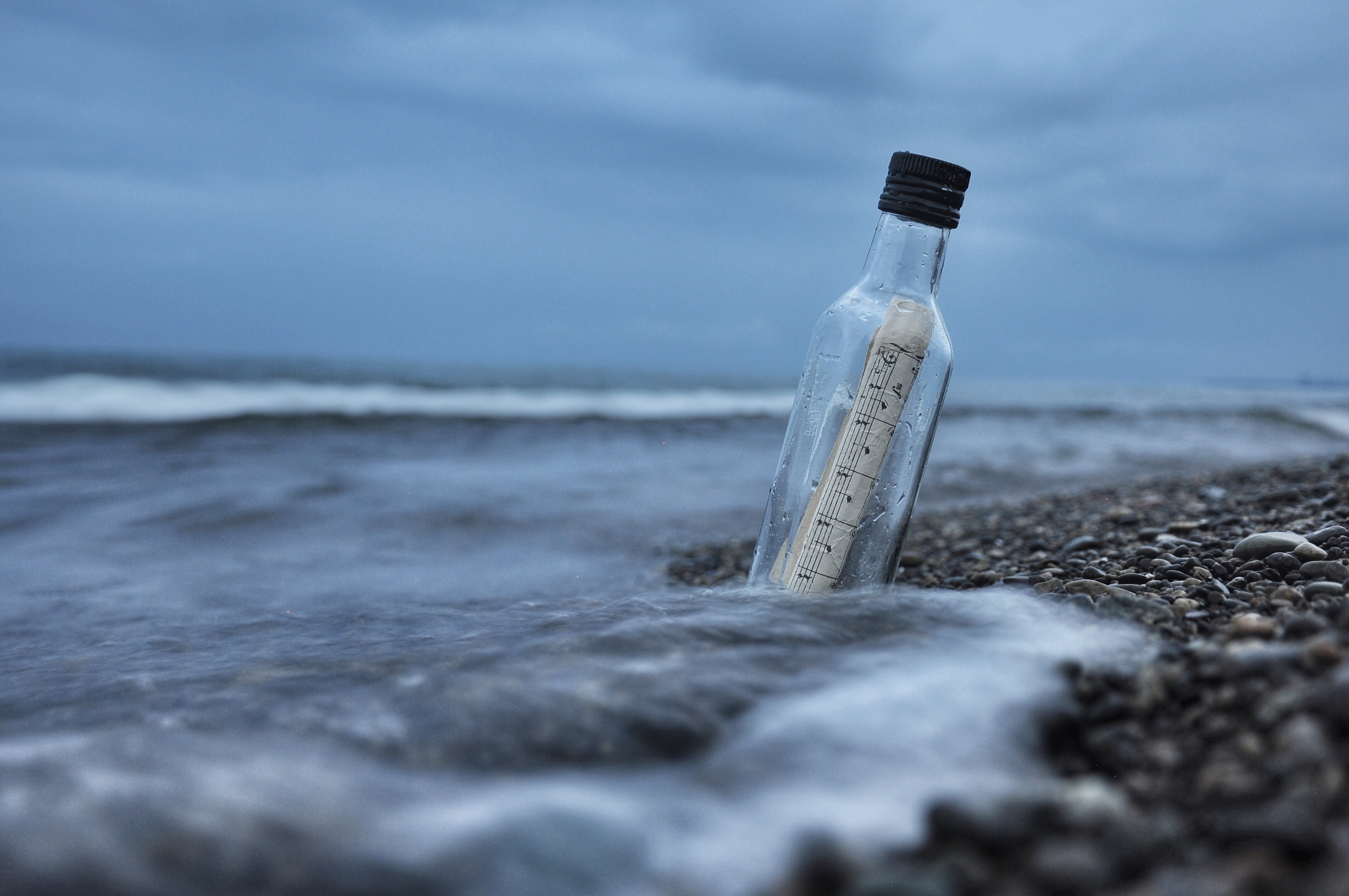 Message in a bottle washed out on the beach. | Pexels/ Snapwire