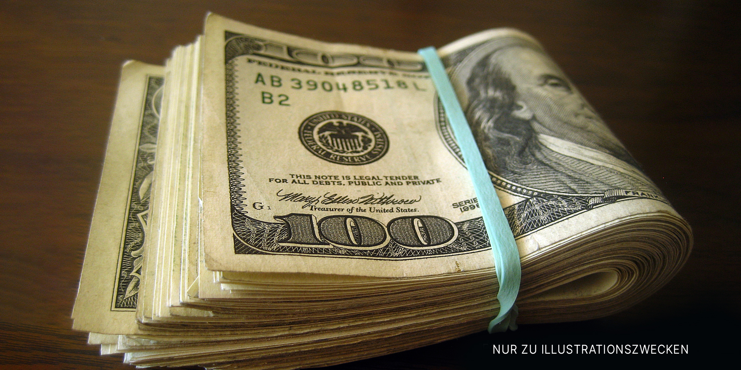 Gefalteter Stapel von Hundertdollarscheinen, die mit einem Gummiband gesichert sind | Quelle: Flickr / 401(K) 2013 (CC BY-SA 2.0)
