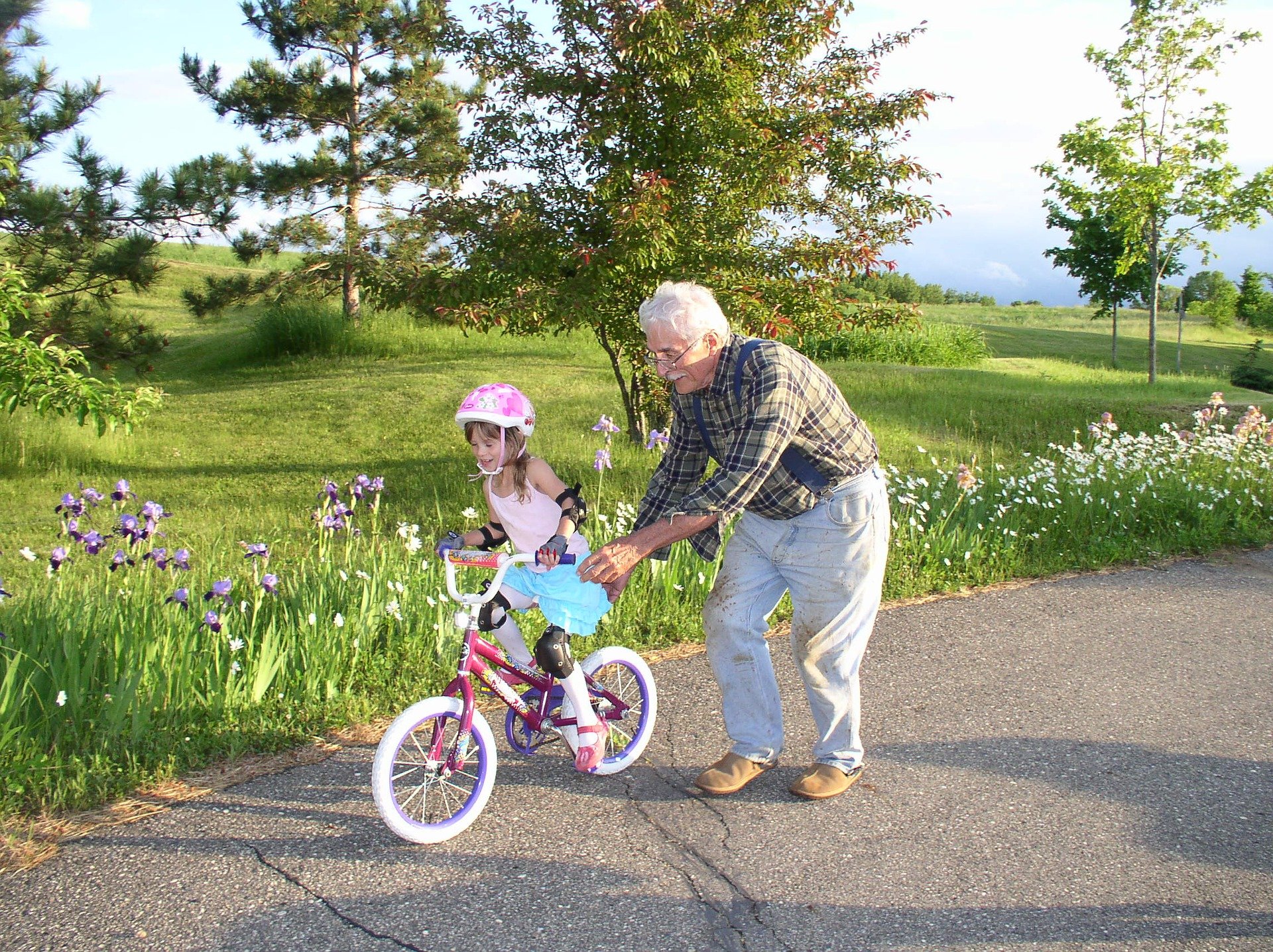 A granddaughter being pushed around on her bicycle. | Source: Pixabay.