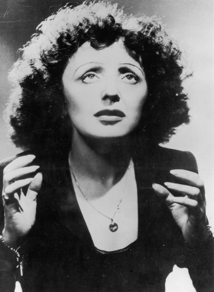 La chanteuse française Edith Piaf (1915 - 1963), affectueusement surnommée le "Moineau de Paris" ; "Piaf" signifie "moineau". | Photo : GettyImage La chanteuse française Edith Piaf (1915 - 1963), affectueusement surnommée le "Moineau de Paris" ; "Piaf" signifie "moineau". | Photo : GettyImage