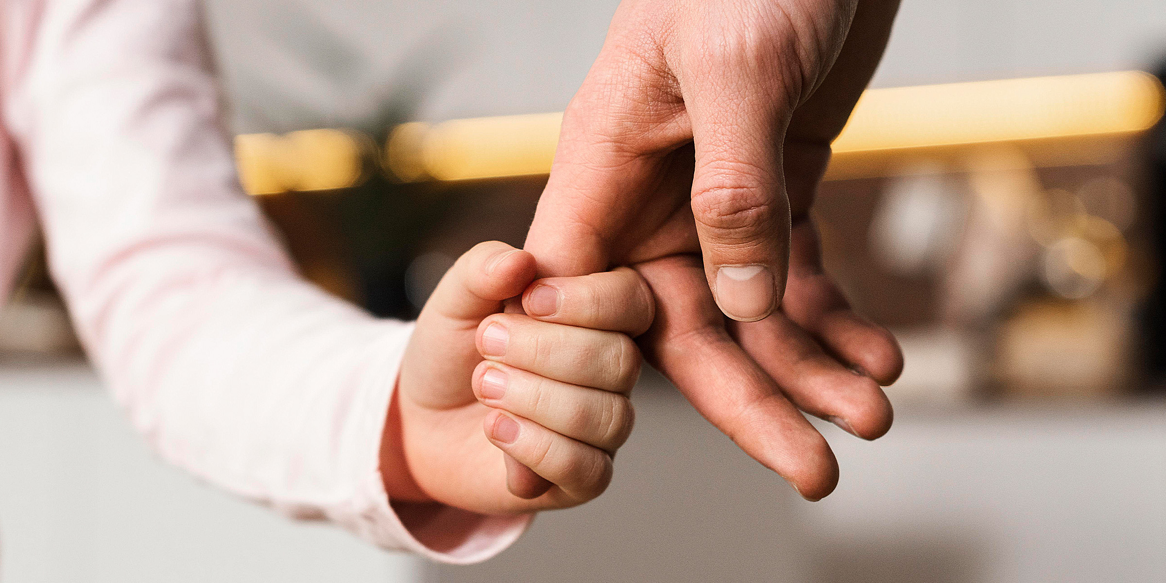 A little girl holding her father's hand | Source: Freepik