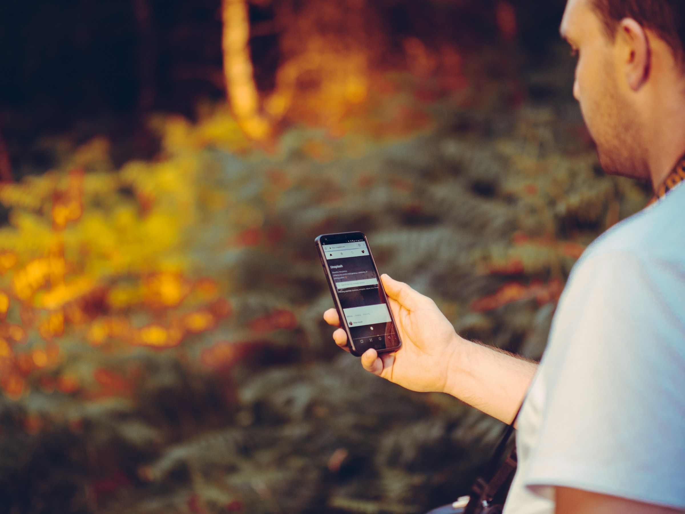 A man holding a phone | Source: Unsplash