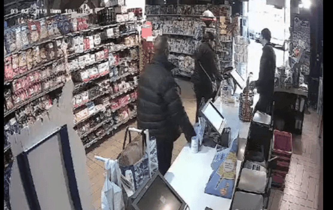 L'homme en train de voler la cagnotte destinée à Tylian. | Facebook/Casino Shop Gonesse
