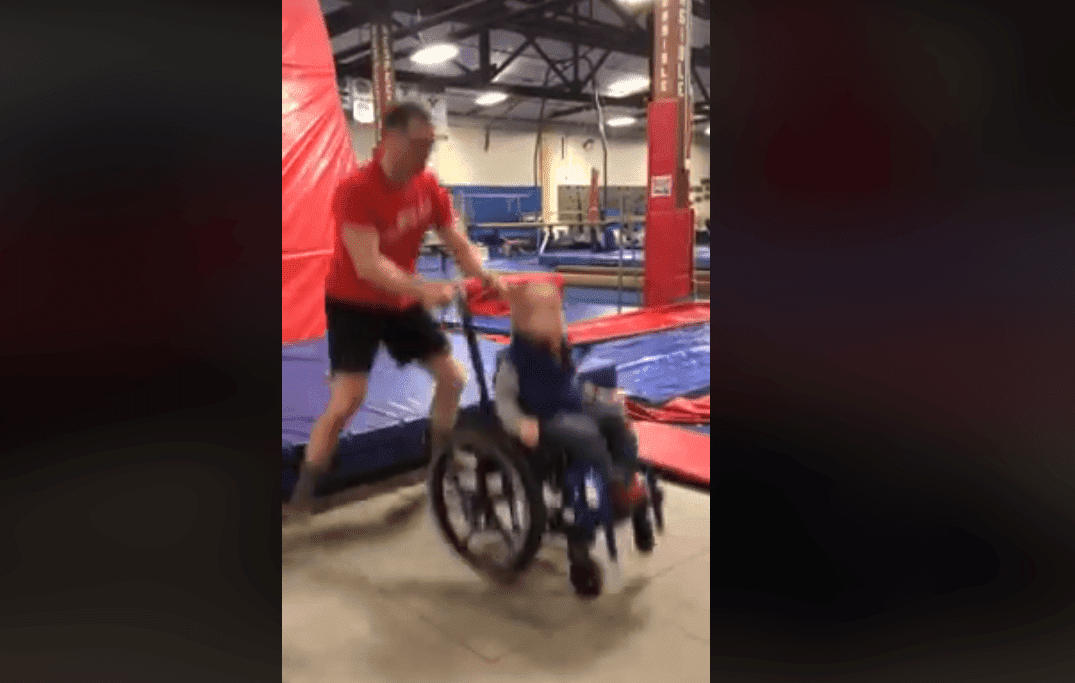 Wyatt saltando en trampolín / Imagen tomada de: Facebook / TNT Kid's Fitness & Gymnastics