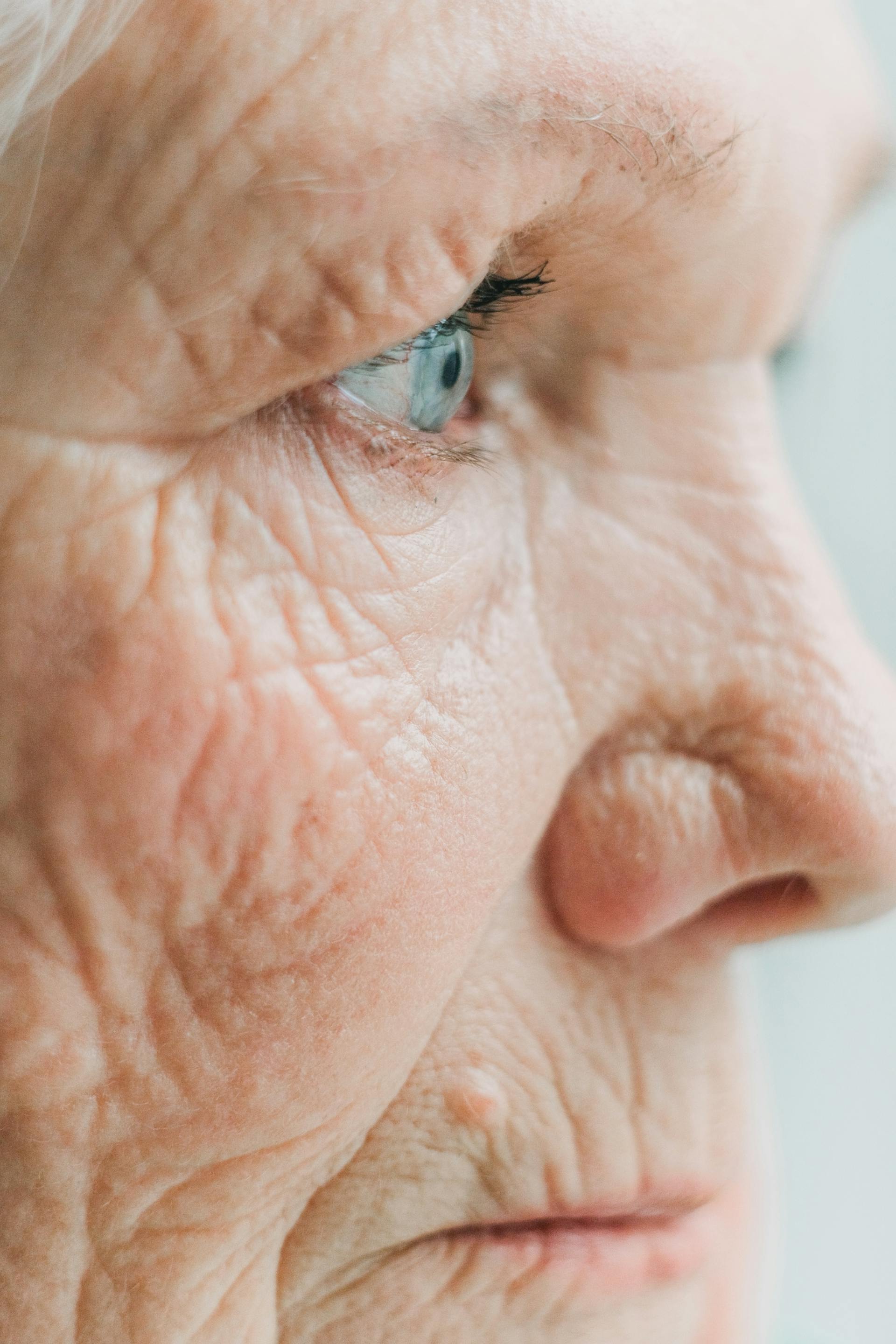 Close-up side view of a heartbroken older lady | Source: Pexels