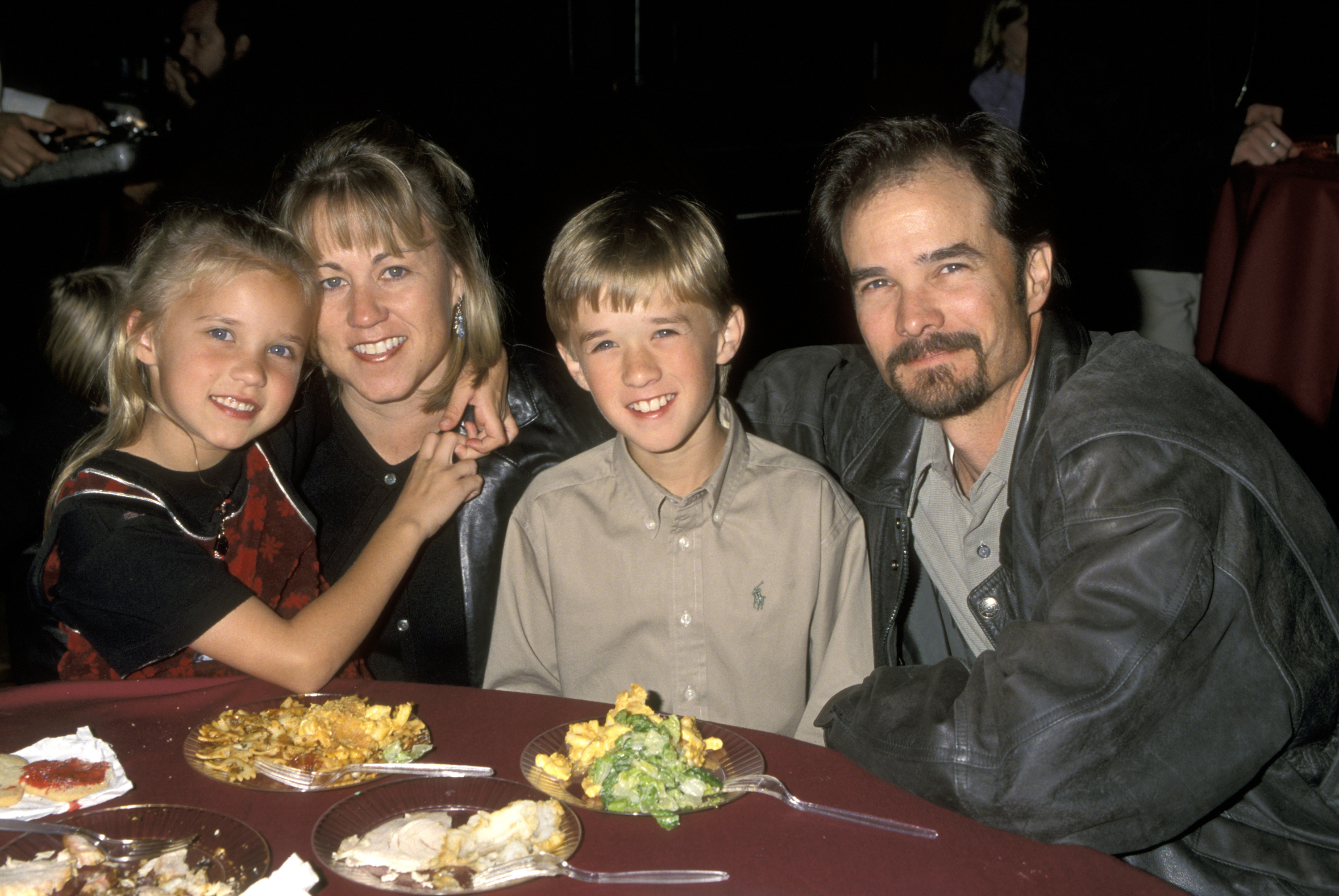 The child stars with their parents at the premiere of Disney's "Mickey's Once Upon A Christmas" in Los Angeles, California, in 1999. | Source: Getty Images