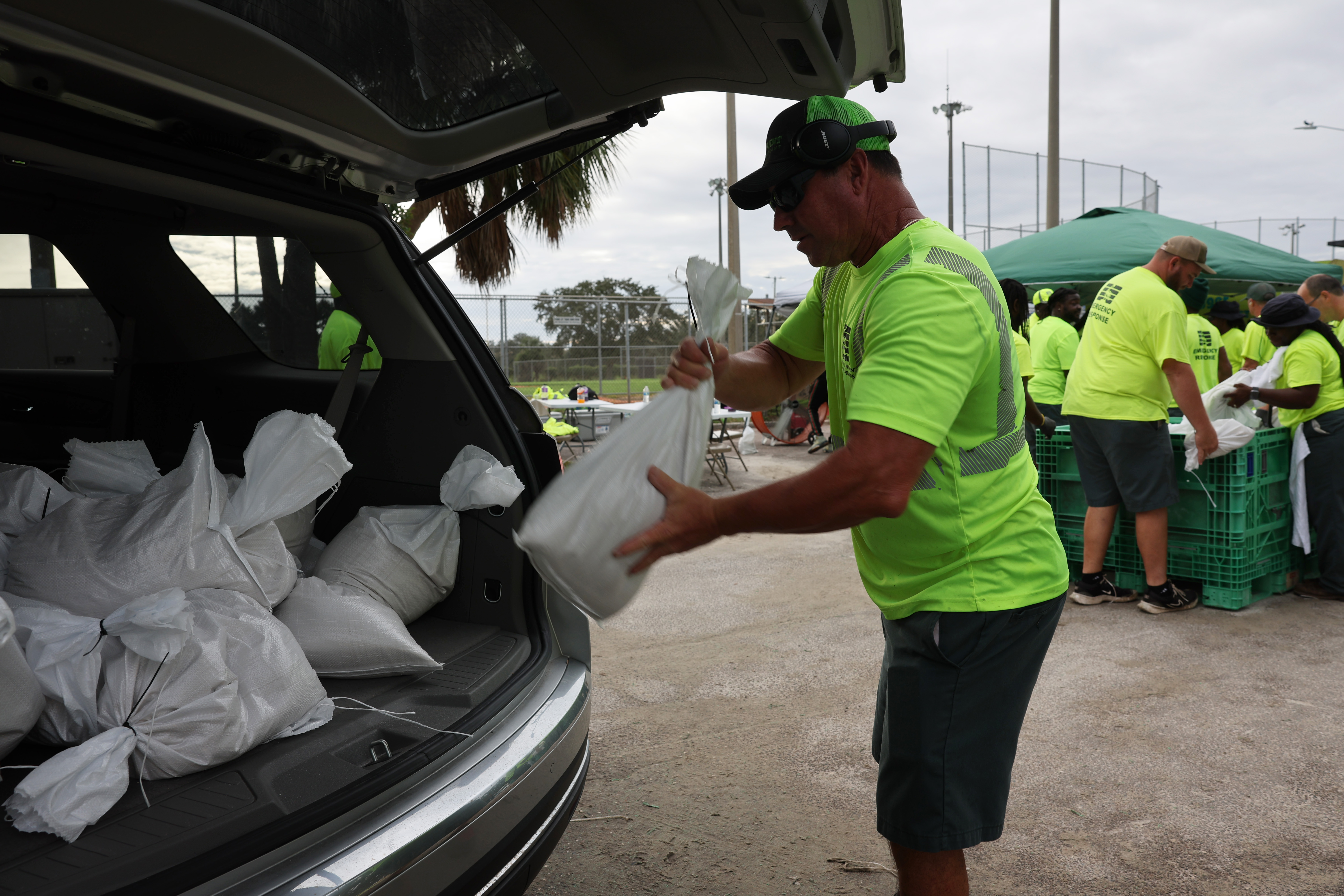 People loading sandbags into cars in St. Petersburg, Florida, as the state prepares for Hurricane Milton on October 8, 2024 | Source: Getty Images