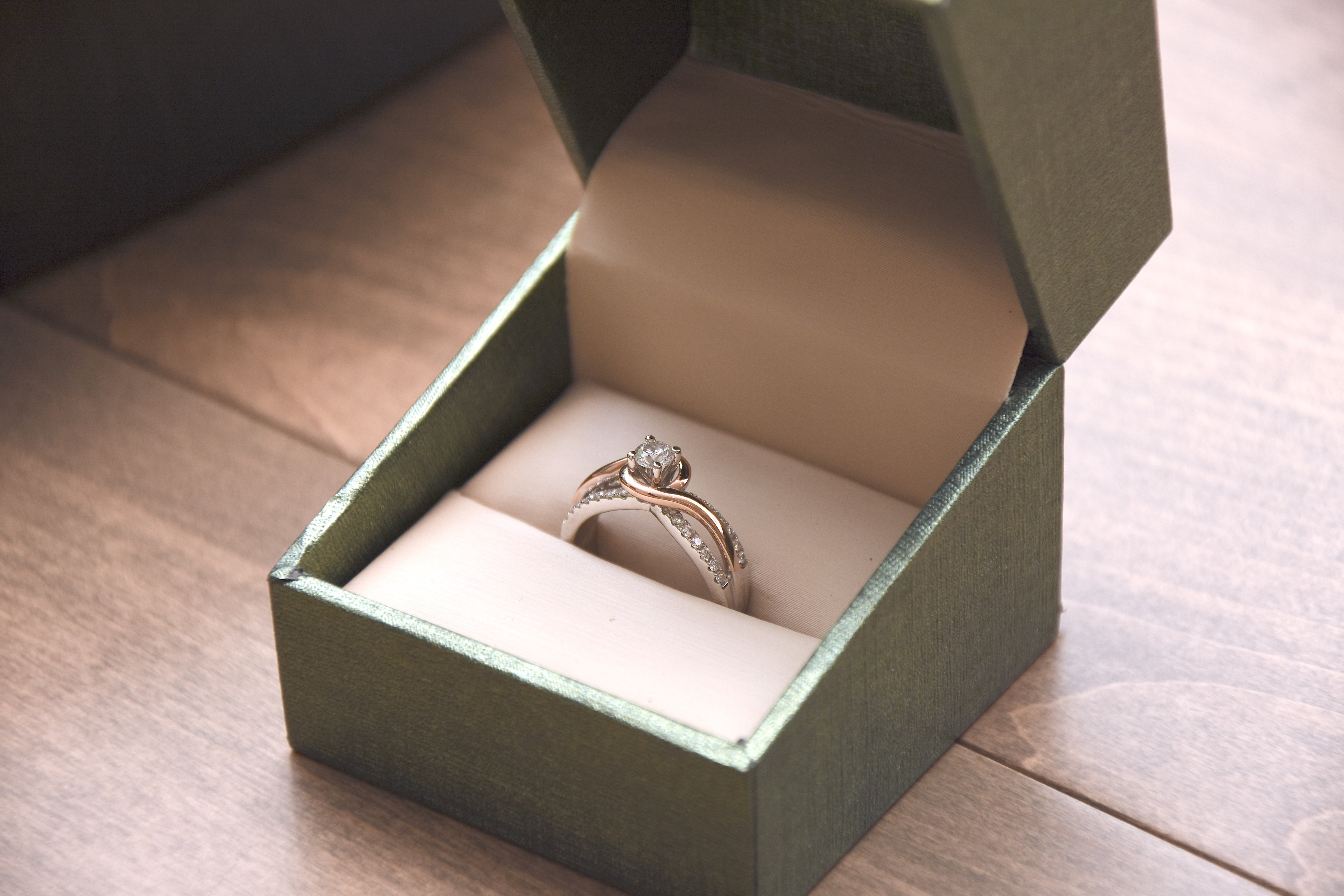 Close-up view of an engagement ring in a box  | Photo: Unsplash
