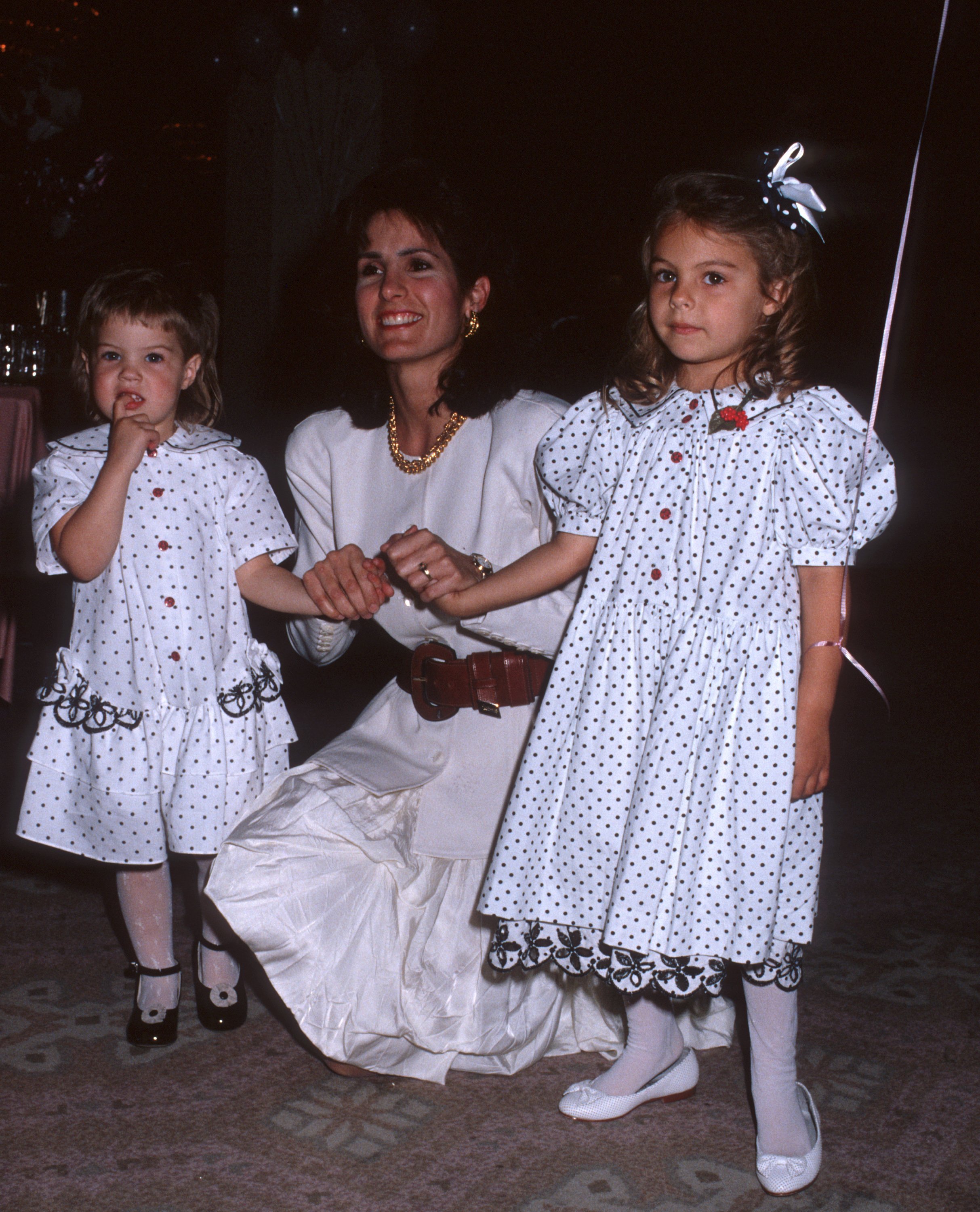Cindy Costner with daughters Lily Costner and Annie Costner on March 23, 1989 | Source: Getty Images