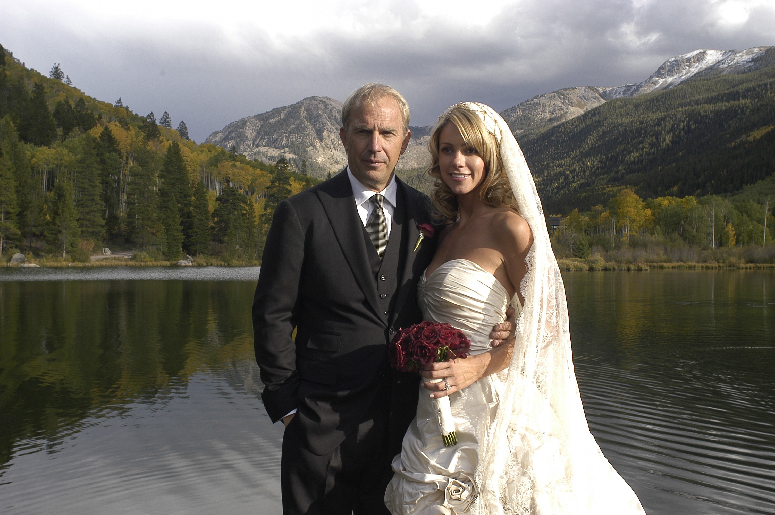 Kevin Costner, and Christine Baumgartner on their wedding day in Aspen, 2004 | Source: Getty Images
