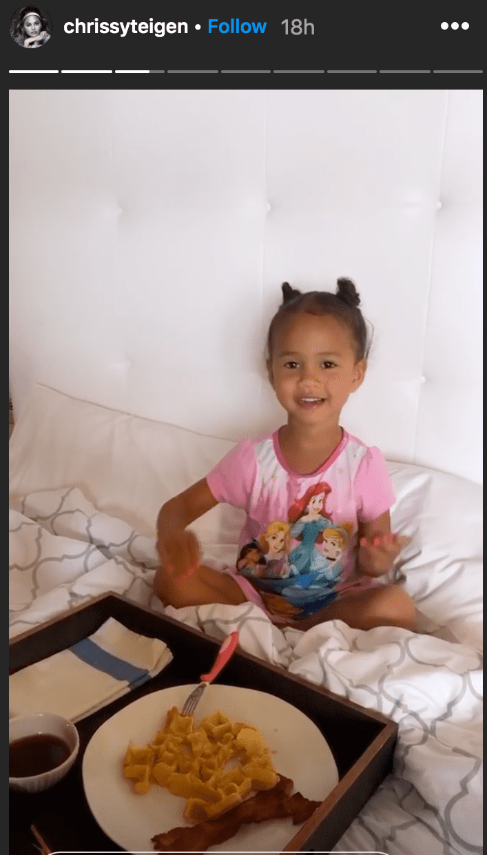 Chrissy Teigen shared a photo of her daughter Luna Stevenson eating breakfast in bed for her fourth birthday | Source: Instagram.com/chrissyteigen