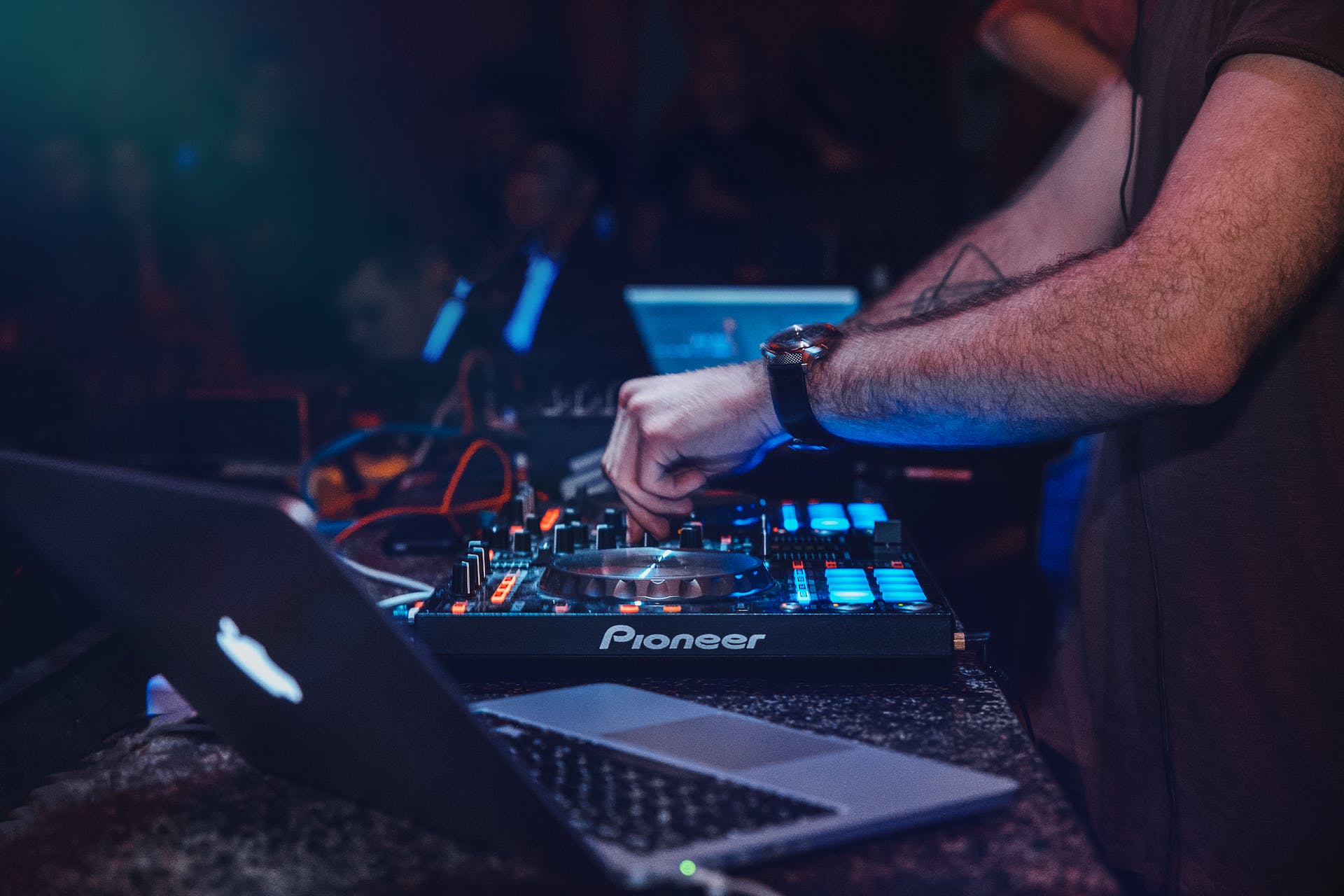 A man working as a DJ | Source: Pexels