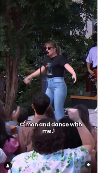 Kelly Clarkson debuting a new hairstyle and performing on stage from a video posted on September 23, 2024 | Source: Instagram/kellyclarksonshow