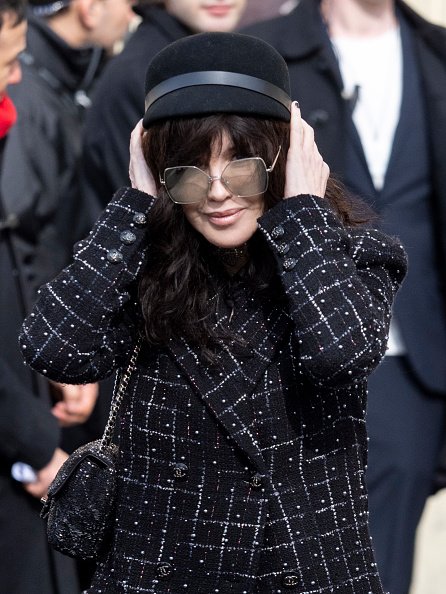 Isabelle Adjani est vue lors de la semaine de la mode féminine. | Photo : Getty Images
