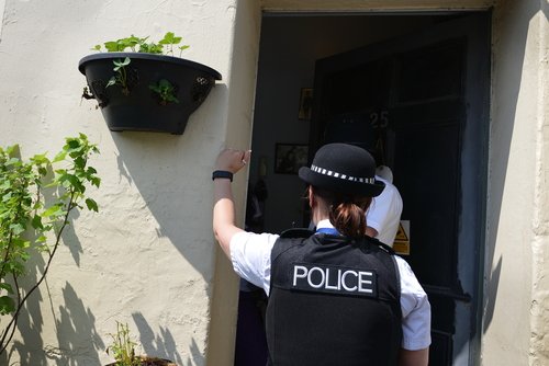 Policía visita a una persona en su casa. | Foto: Shutterstock