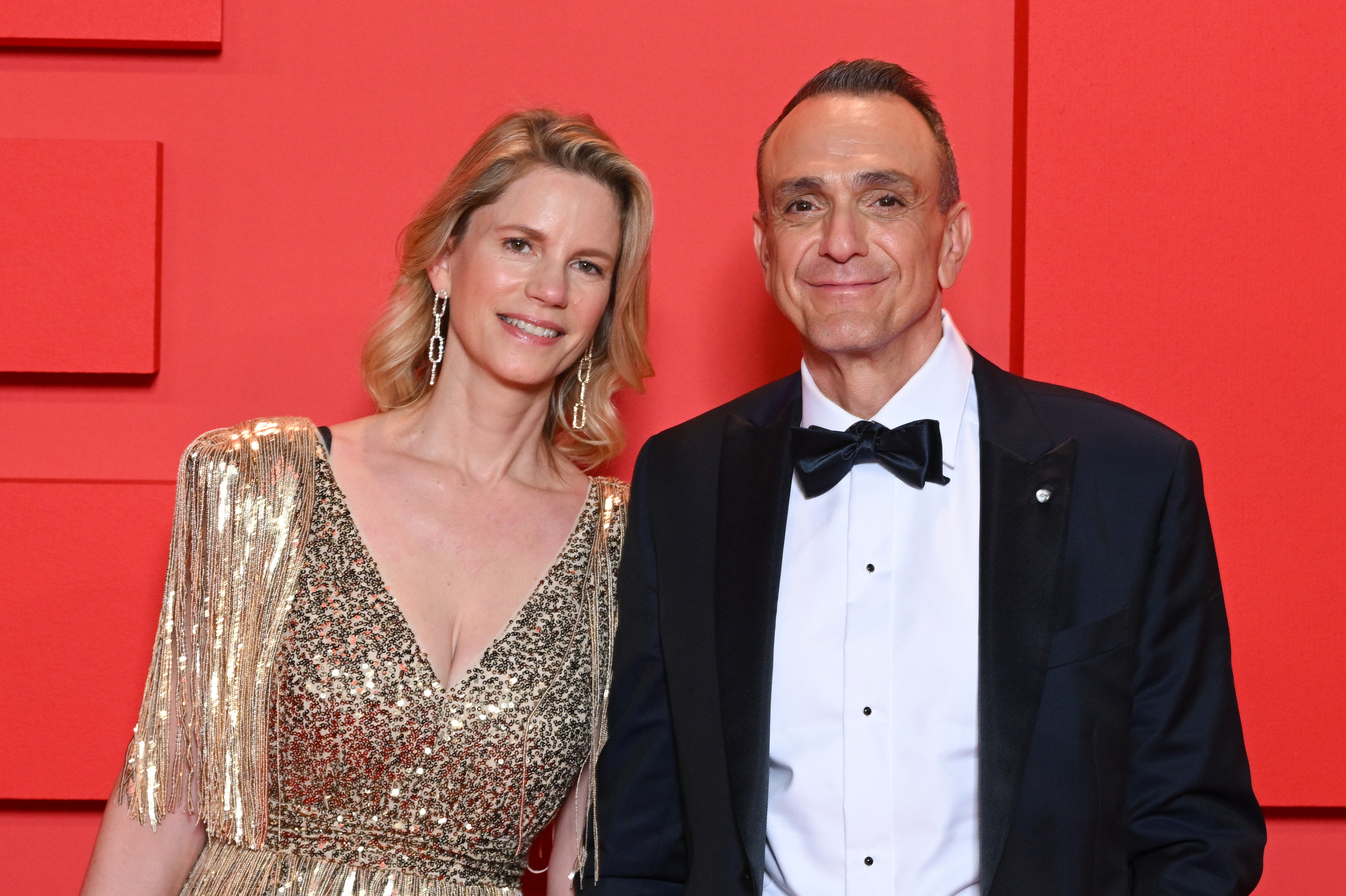 Hank Azaria and Katie Wright at Palm Beach on May 22, 2023, in Cannes, France. | Source: Getty Images