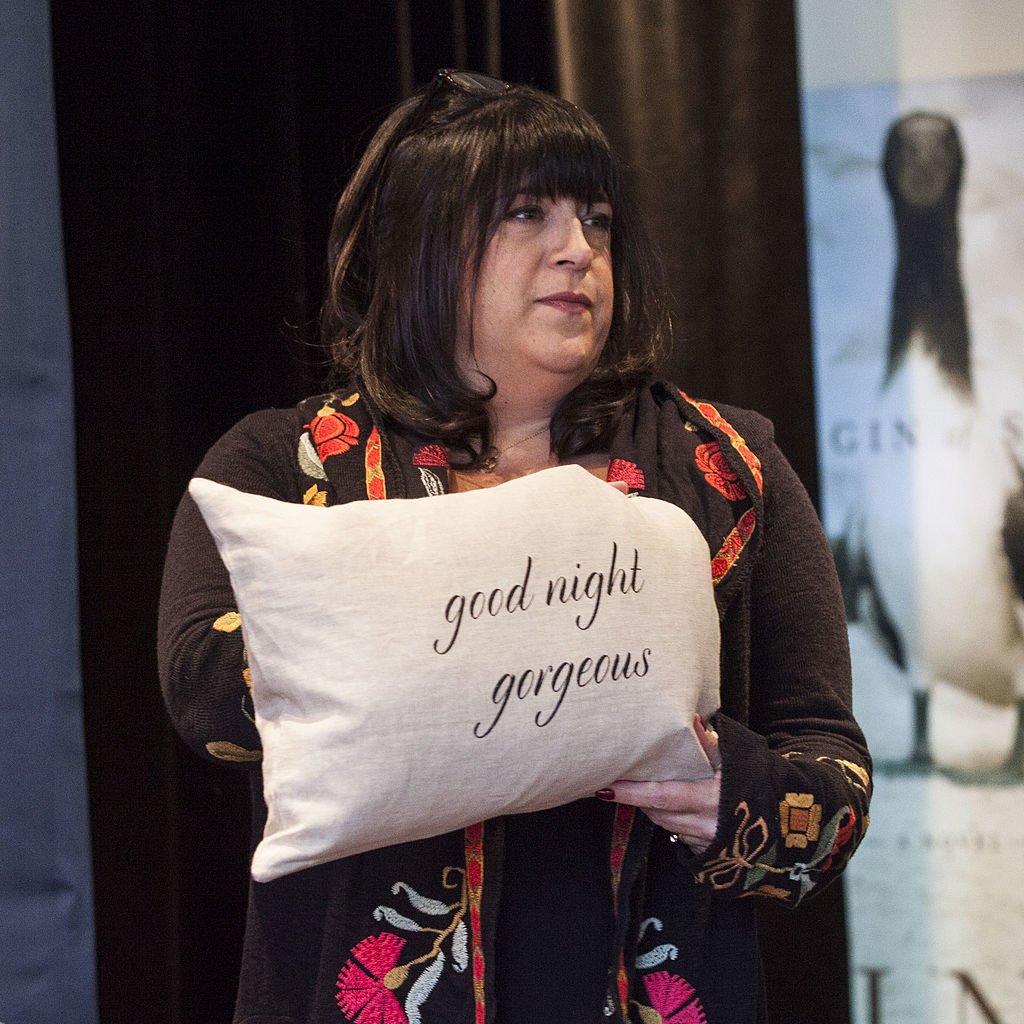 "Fifty Shades of Grey", l'auteure E.L. James rencontre ses fans lors de sa séance de dédicace chez Chapters, le 16 février 2014 à Vancouver, au Canada. | Photo : Getty Images