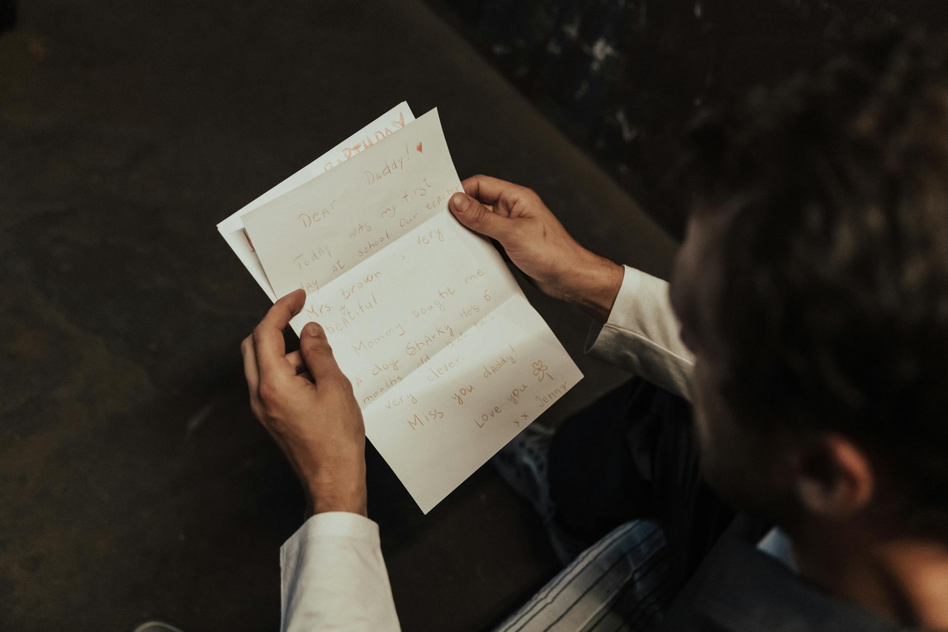 A man reading a letter | Source: Pexels