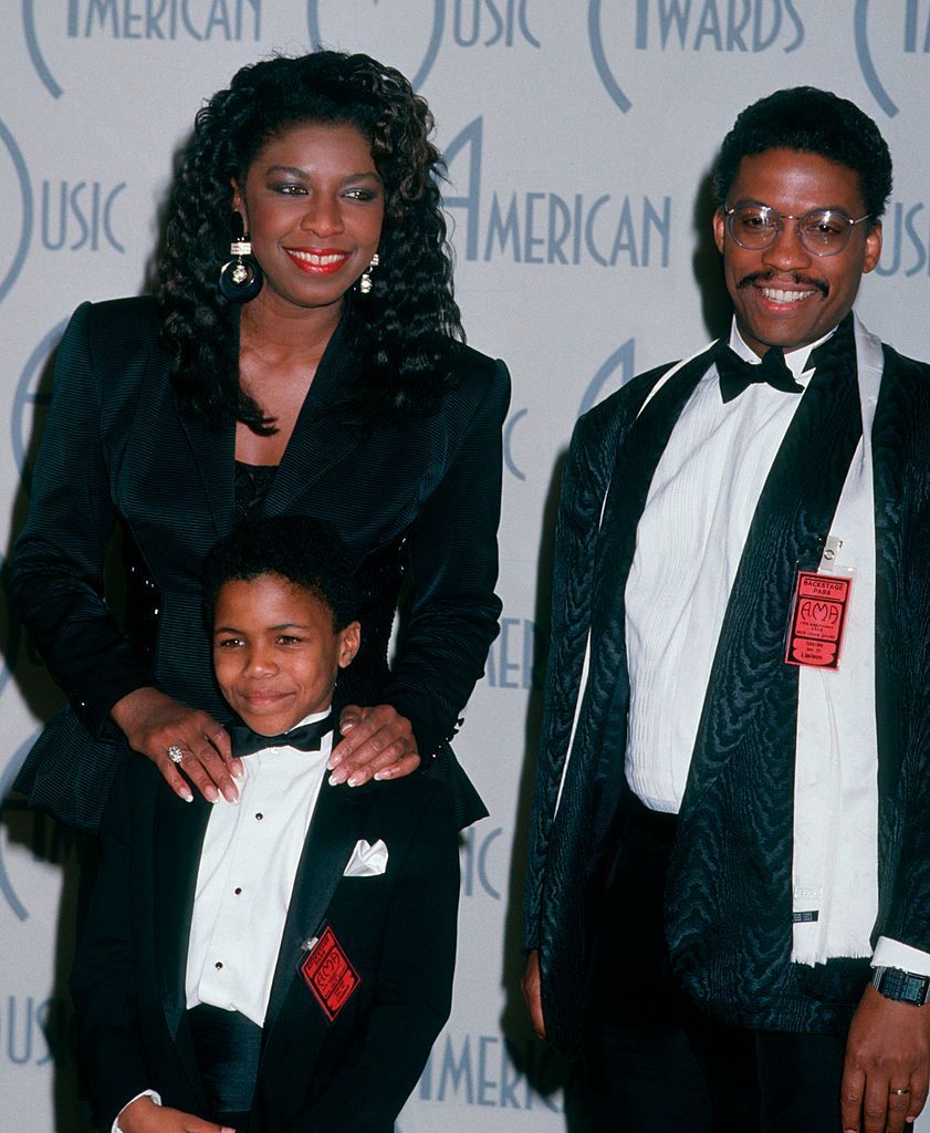 Natalie Cole, Robert Yancy and Herbie Hancock on January 25, 1988 at Shrine Auditorium in Los Angeles, California. | Photo: Getty Images