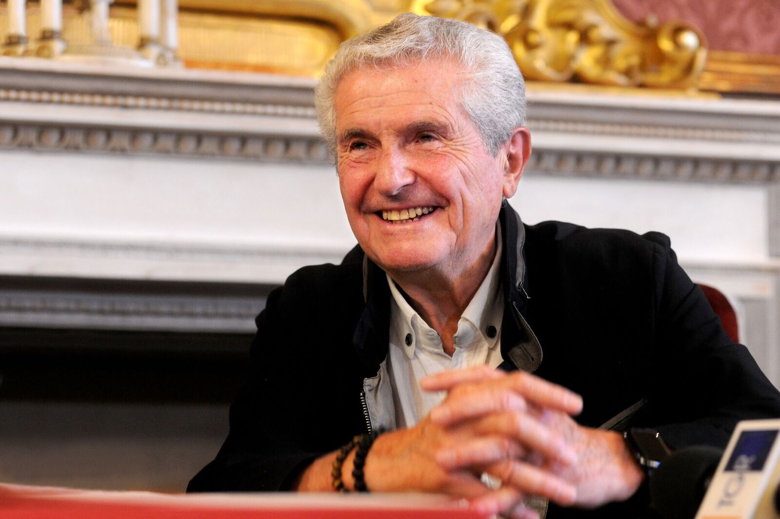 Claude Lelouch lors du festival "Sotto le Stelle del Cinema" au Palazzo d'Accursio à Bologne, Italie. | Photo : Getty Images Claude Lelouch lors du festival "Sotto le Stelle del Cinema" au Palazzo d'Accursio à Bologne, Italie. | Photo : Getty Images