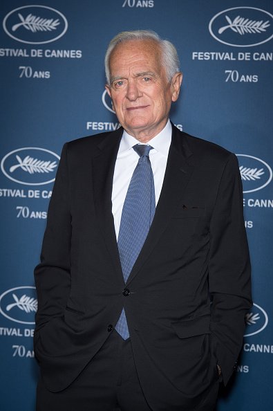 Philippe Labro assiste à la "Fête du 70e anniversaire du Festival de Cannes" au Palais des Beaux-Arts. | Photo : Getty Images