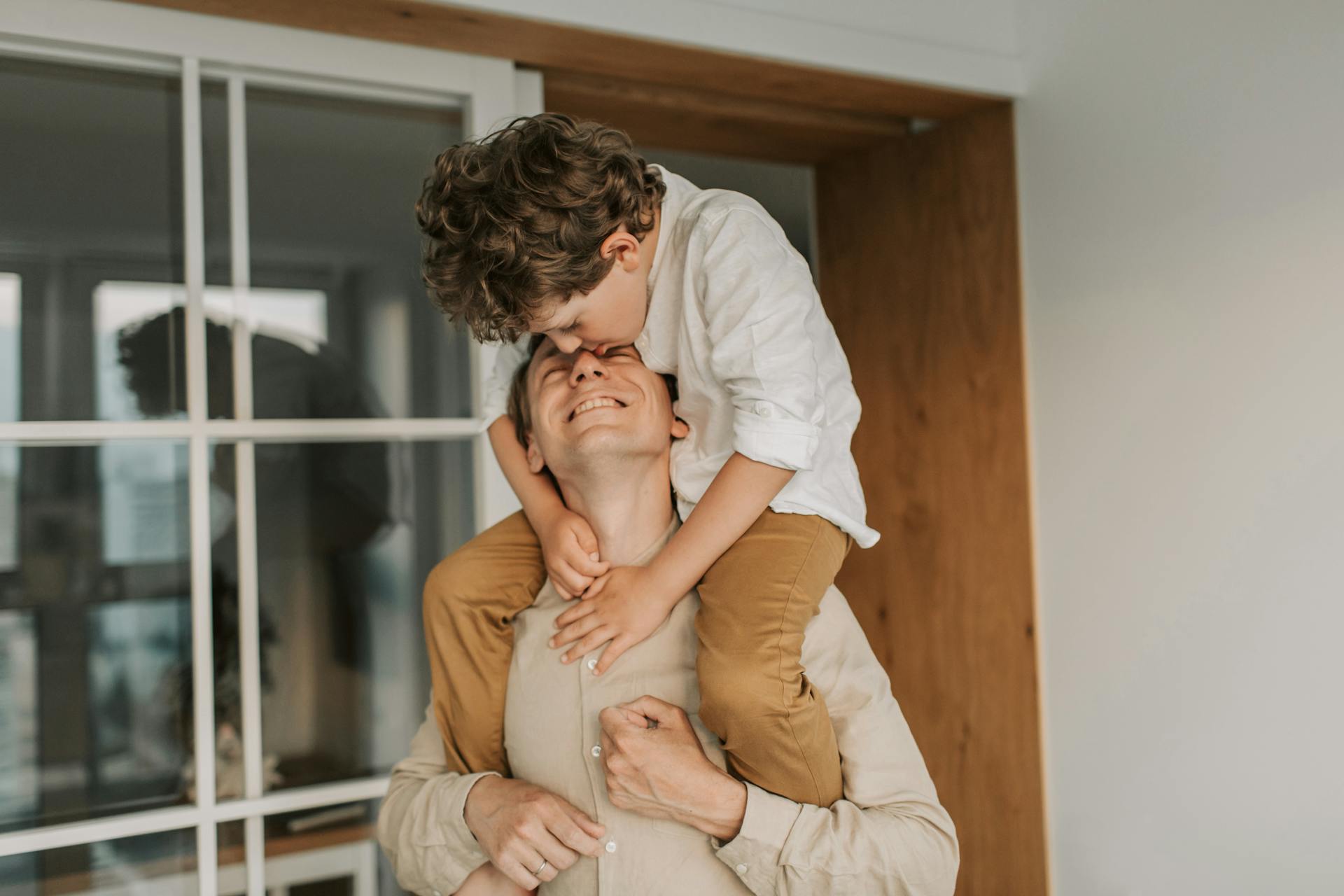 A man carrying his son on his shoulders | Source: Pexels