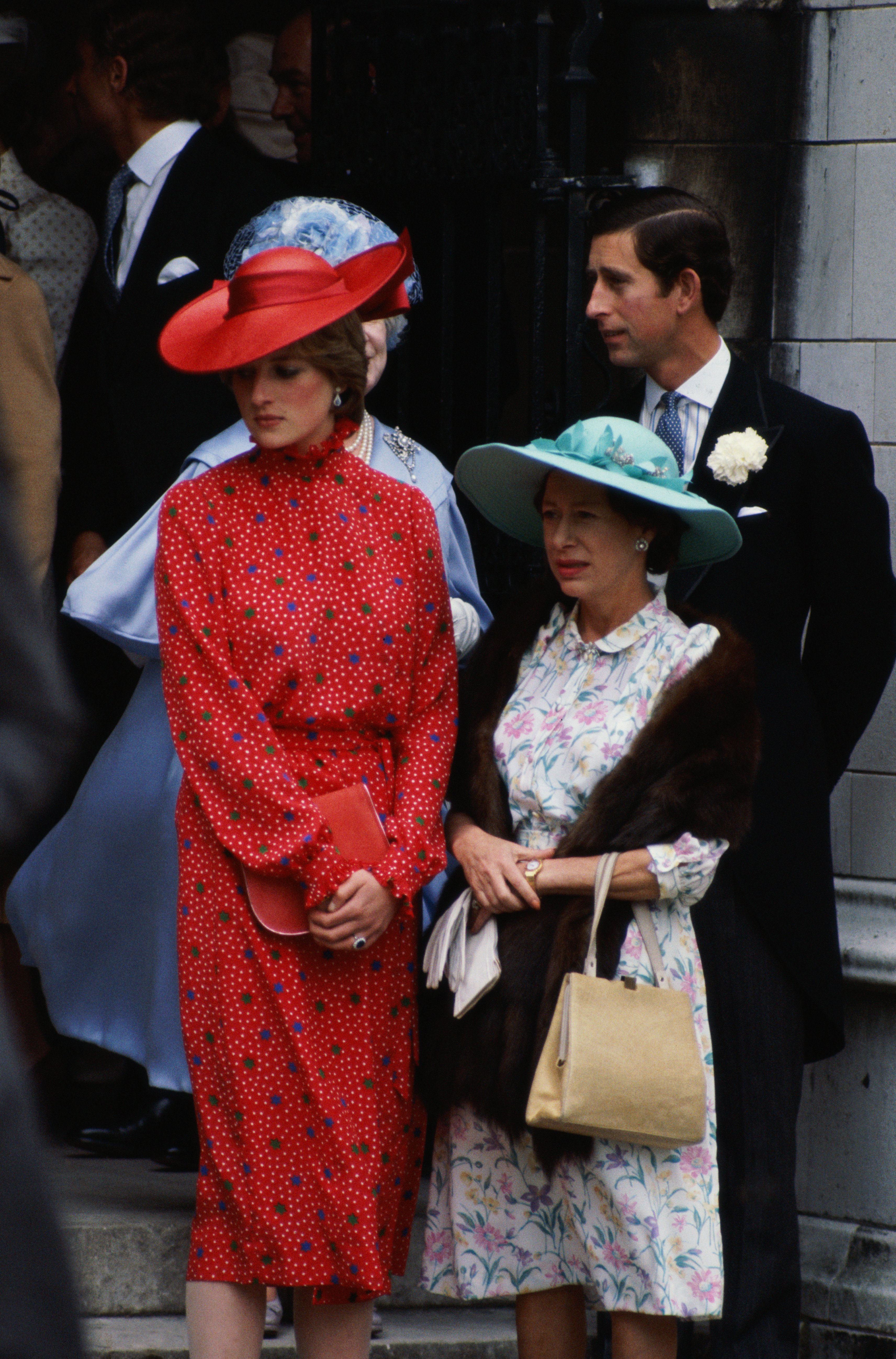 Lady Diana Spencer mit ihrem Verlobten Prinz Charles und Prinzessin Margaret bei der Hochzeit von Nicholas Soames und Catherine Weatherall in der St. Margaret's Church, Westminster, London, 4. Juni 1981 | Quelle: Getty Images