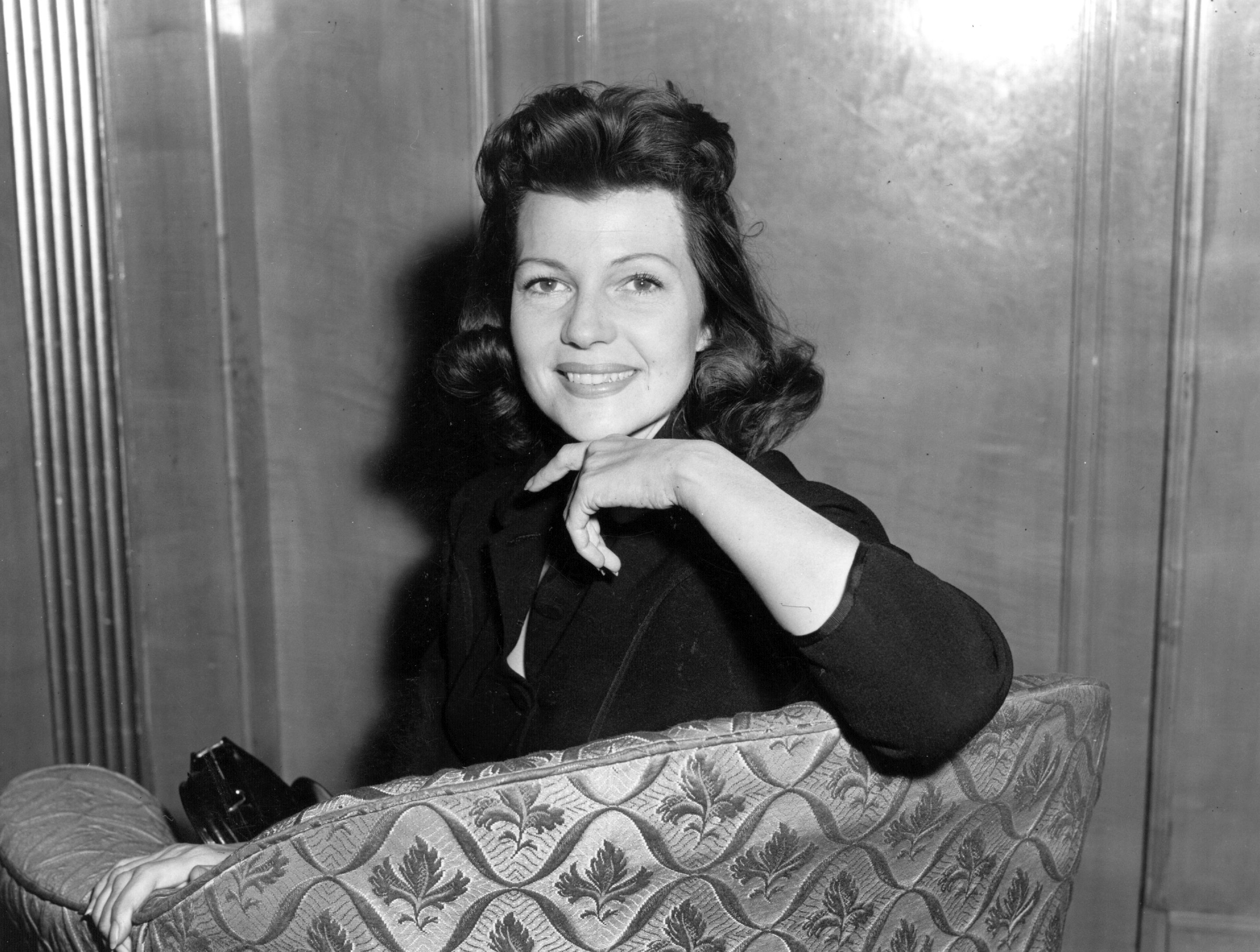 Rita Hayworth at the Dorchester Hotel, London. | Source: Getty Images Rita Hayworth at the Dorchester Hotel, London. | Source: Getty Images