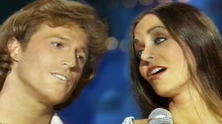Andy Gibb y Crystal Gayle cantan a dúo. | Foto: YouTube/Maritac 2002