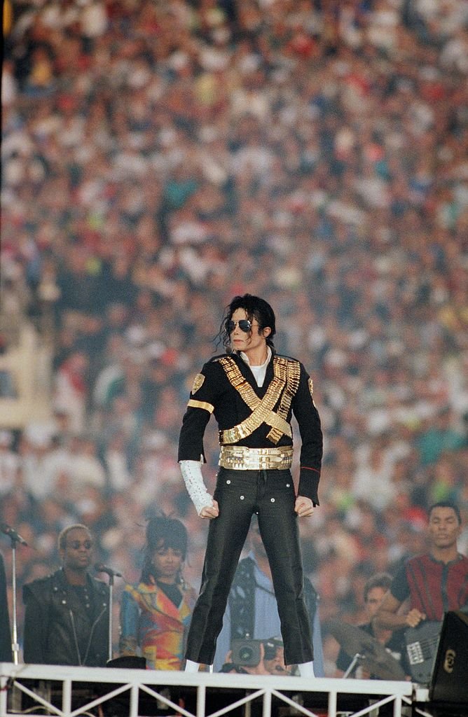 Michael Jackson spielt "Heal The World" während der Halbzeitshow 1993 in Pasadena, Kalifornien, Superbowl XXVII. | Quelle: Getty Images