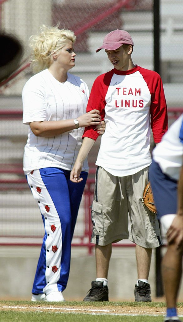 Anna Nicole Smith and her son Daniel participate in a charity softball game on June 30, 2002, in Los Angeles | Photo: Getty Images
