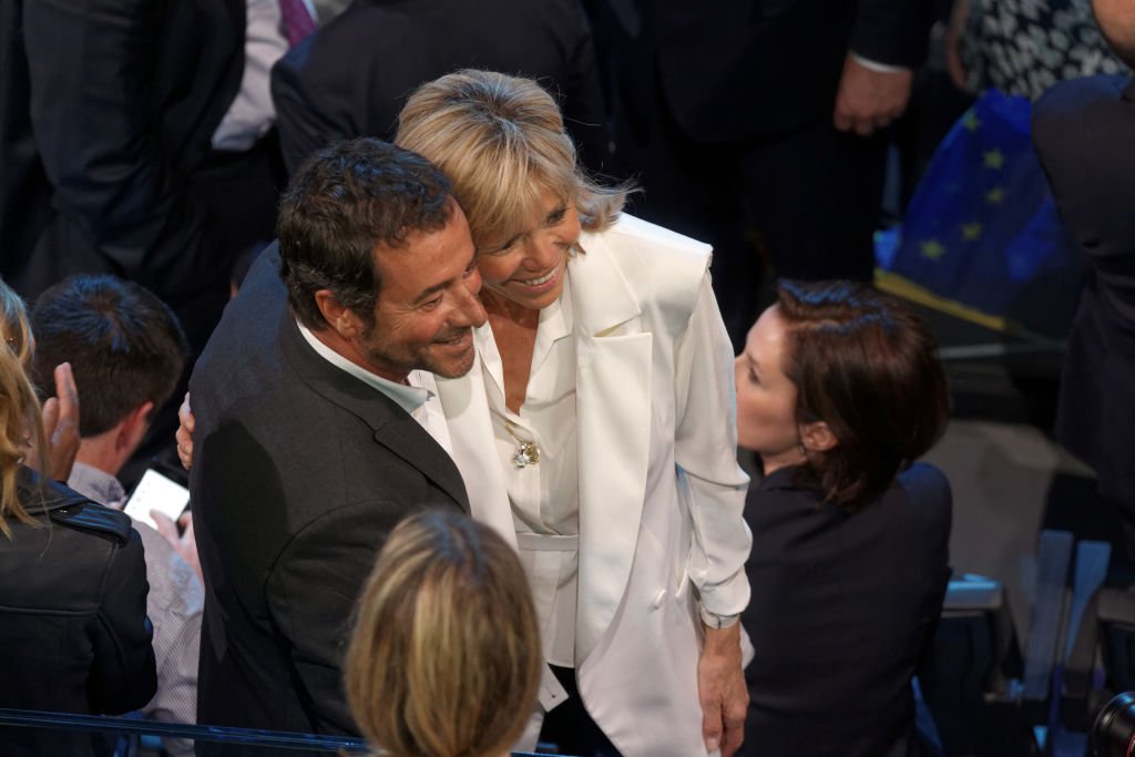 Bernard Montiel et Brigitte Macron | Photo : Getty Images