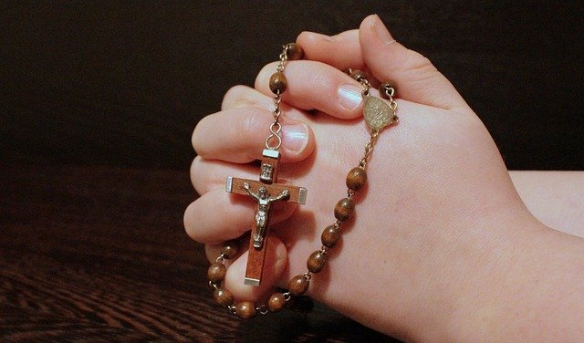 Unas manos unidas sosteniendo un rosario. │Foto: Pixabay