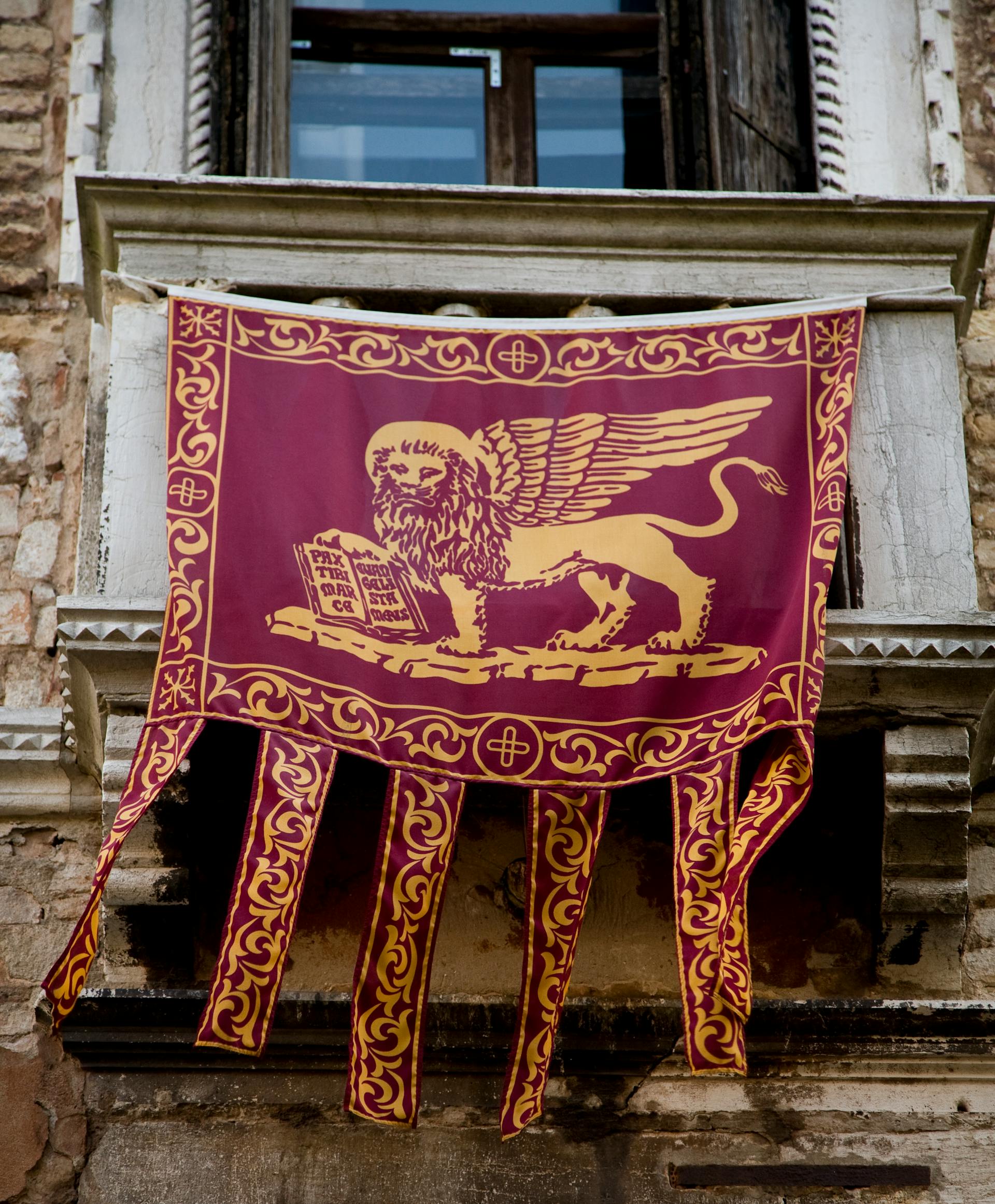 A banner of the Lion of St. Mark hanging on a balcony | Source: Pexels