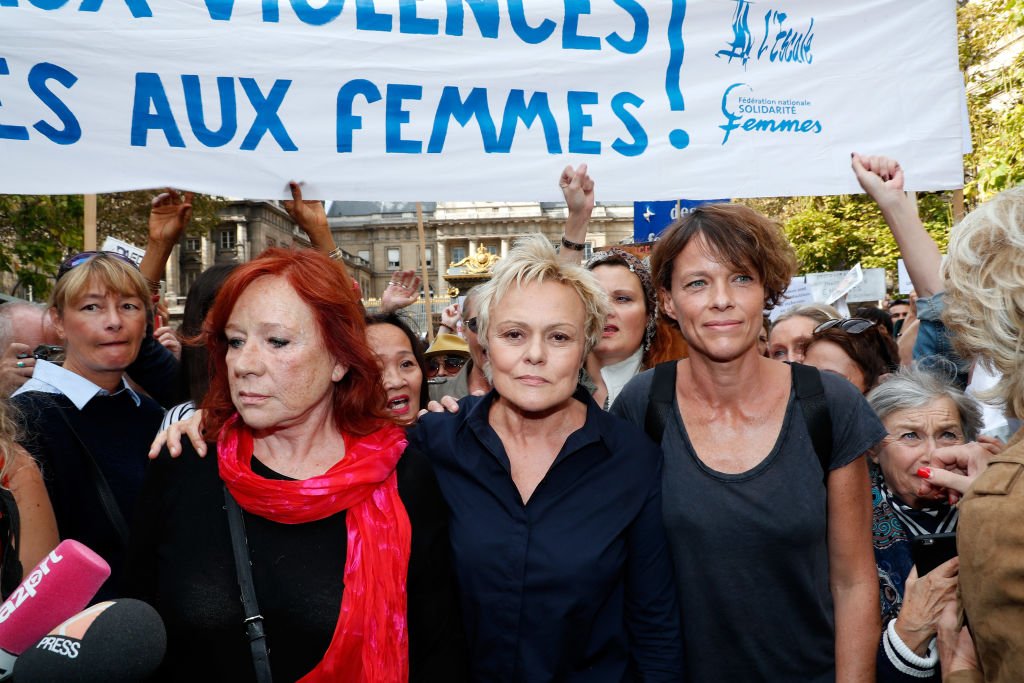 Les actrices Eva Darlan, Muriel Robin et Anne Le Nen à la manifestation contre les violences faites aux femmes, le 6 octobre 2018 à Paris. Photo : Getty Images