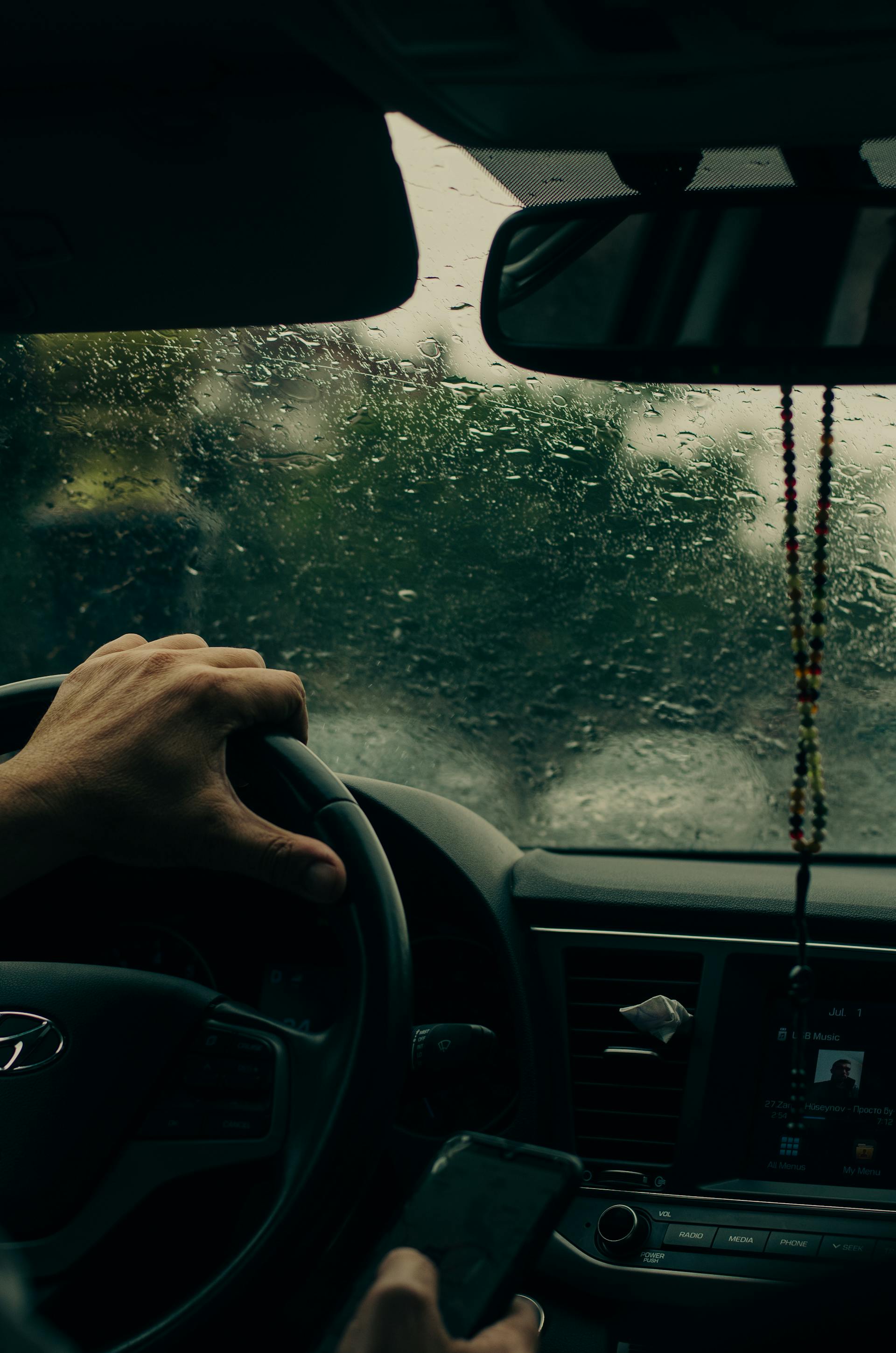 A man driving in the rain | Source: Pexels