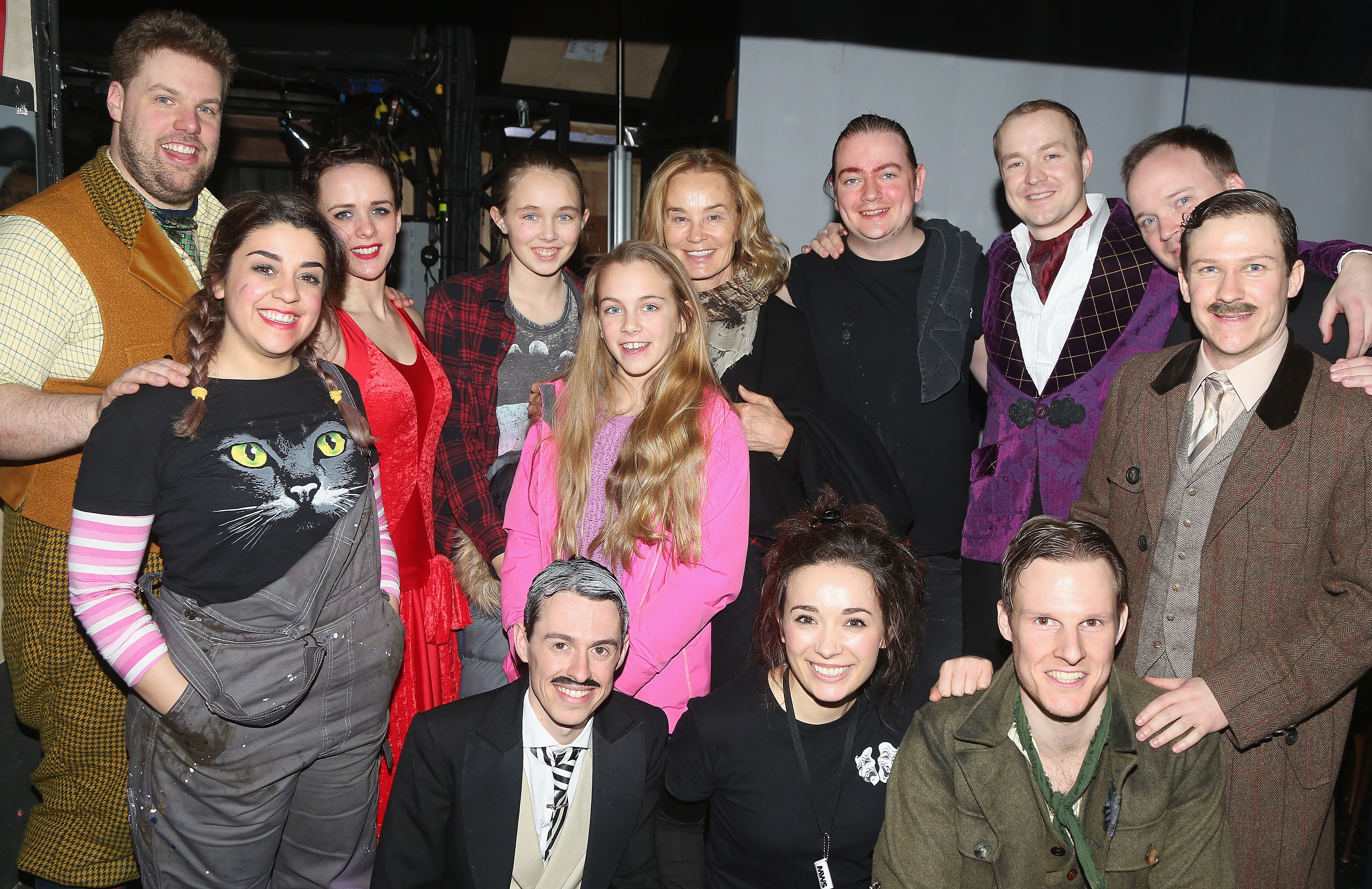 Jessica Lange and granddaughters Adah Bryan and Ilse Bryan pose backstage with the cast of the hit comedy "The Play That Goes Wrong" on March 22, 2017 in New York City | Source: Getty Images