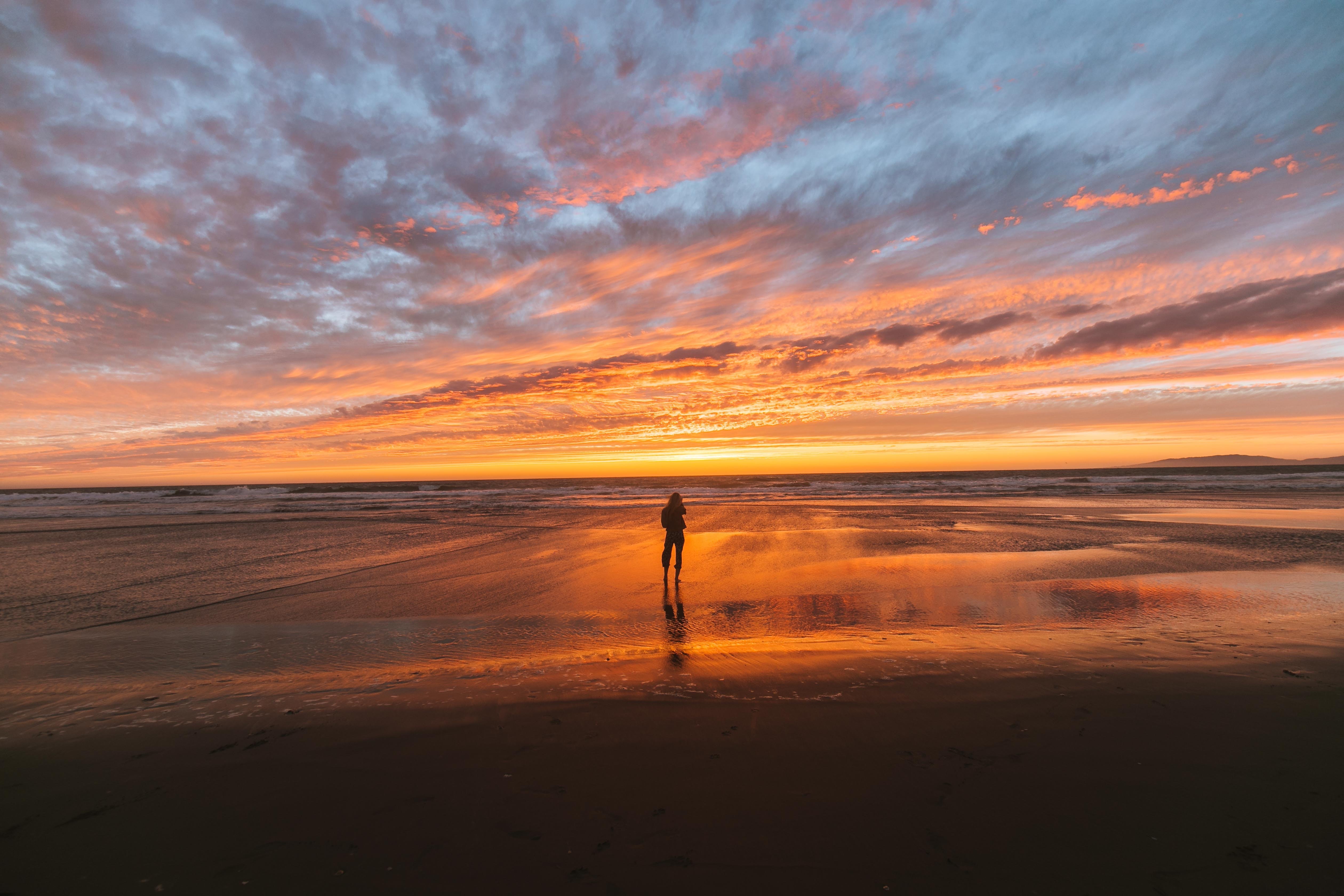 Linda s'est retrouvée sur la plage alors que le soleil se levait | Source : Pexels