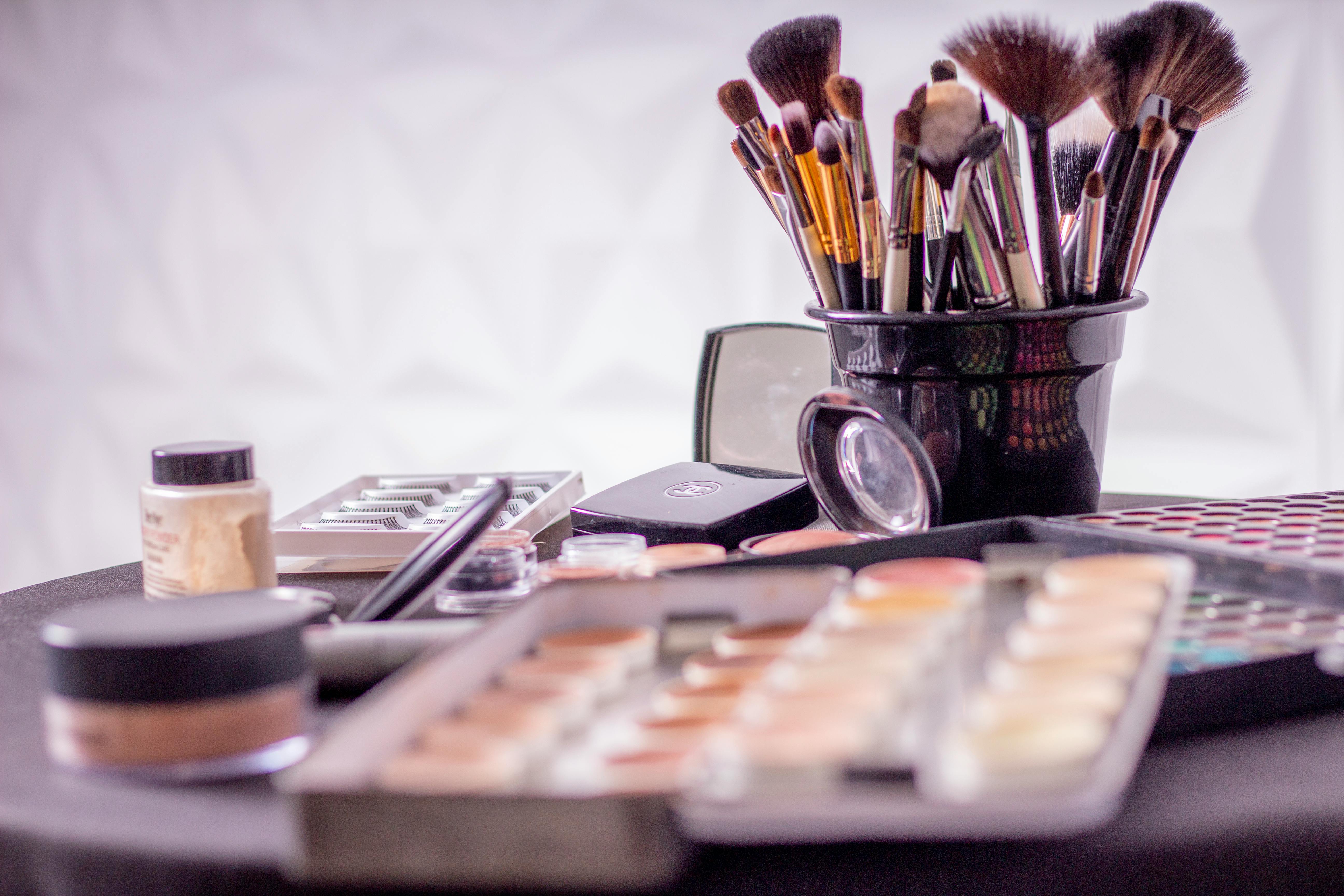 For illustration purposes only. A variety of makeup and brushes | Source: Pexels