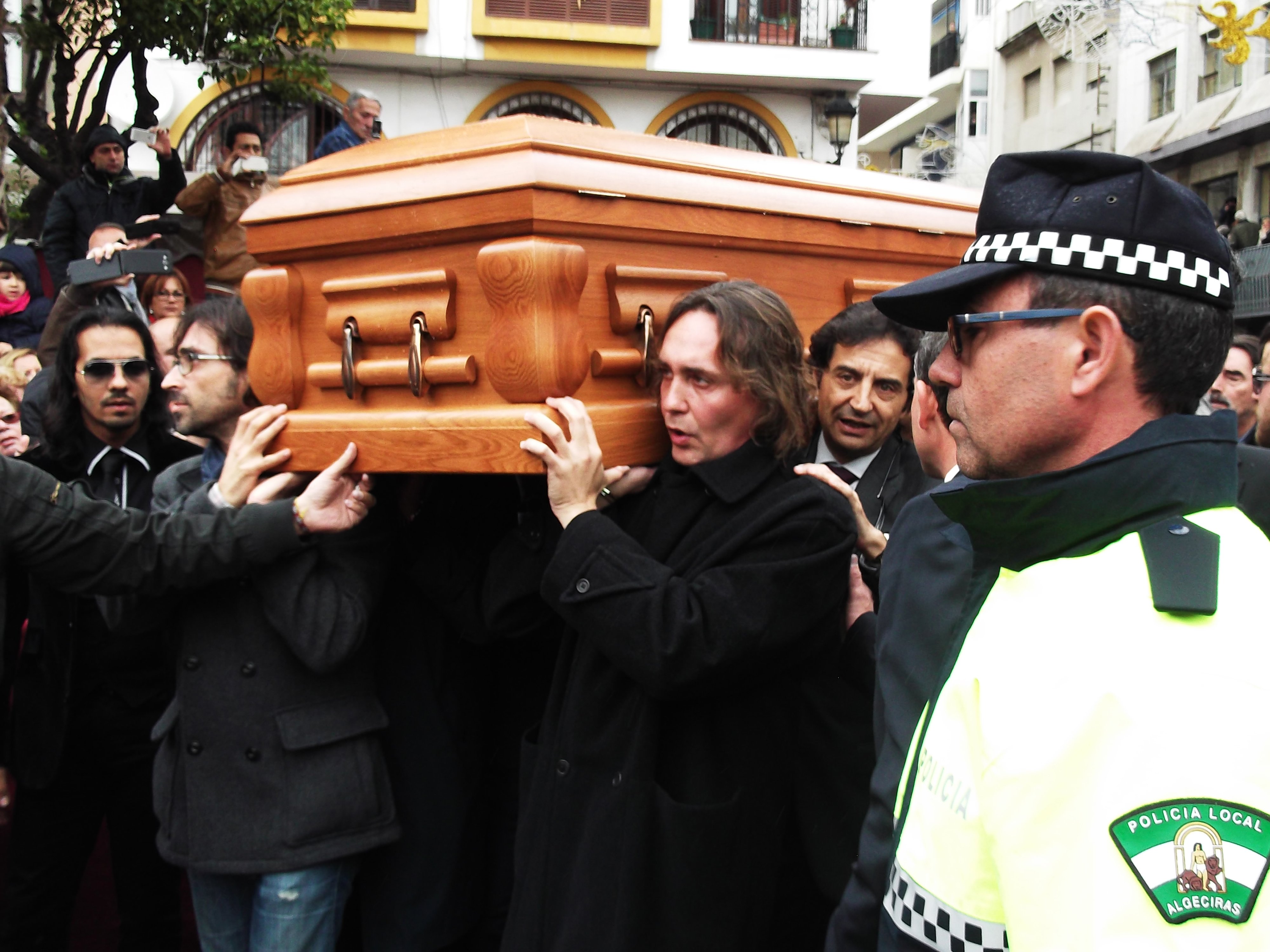 Familia y amigos de Paco de Lucía portan su féretro el día de su funeral en la iglesia de Nuestra Señora de la Palma en marzo de 2014 | Foto: Falconaumanni, Funeral Paco de Lucía (1), CC BY-SA 3.0, Wikimedia Commons Images Familia y amigos de Paco de Lucía portan su féretro el día de su funeral en la iglesia de Nuestra Señora de la Palma en marzo de 2014 | Foto: Falconaumanni, Funeral Paco de Lucía (1), CC BY-SA 3.0, Wikimedia Commons Images